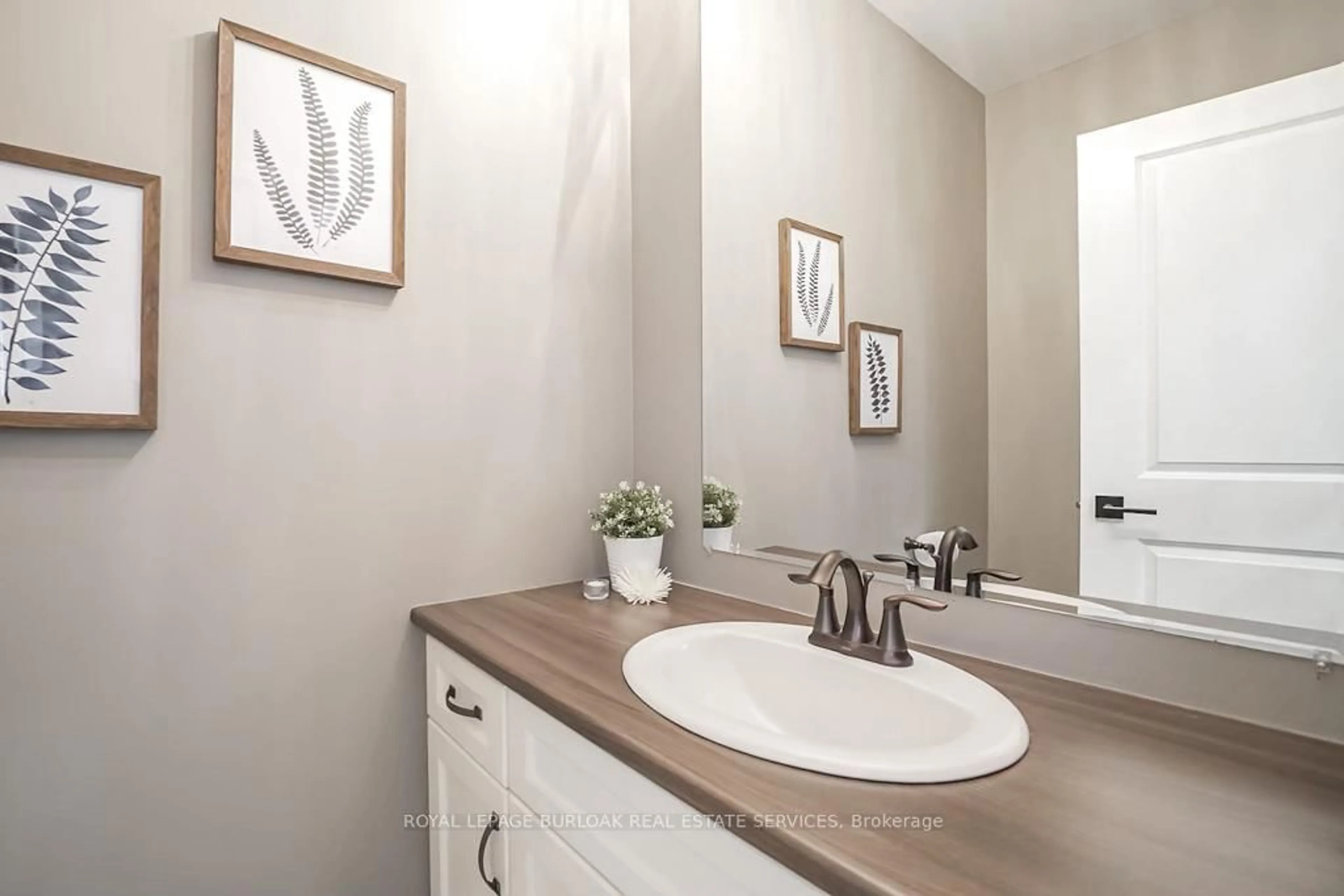 Standard bathroom, ceramic/tile floor for 234 Burford-Delhi Townline Rd, Brant Ontario N0E 1R0