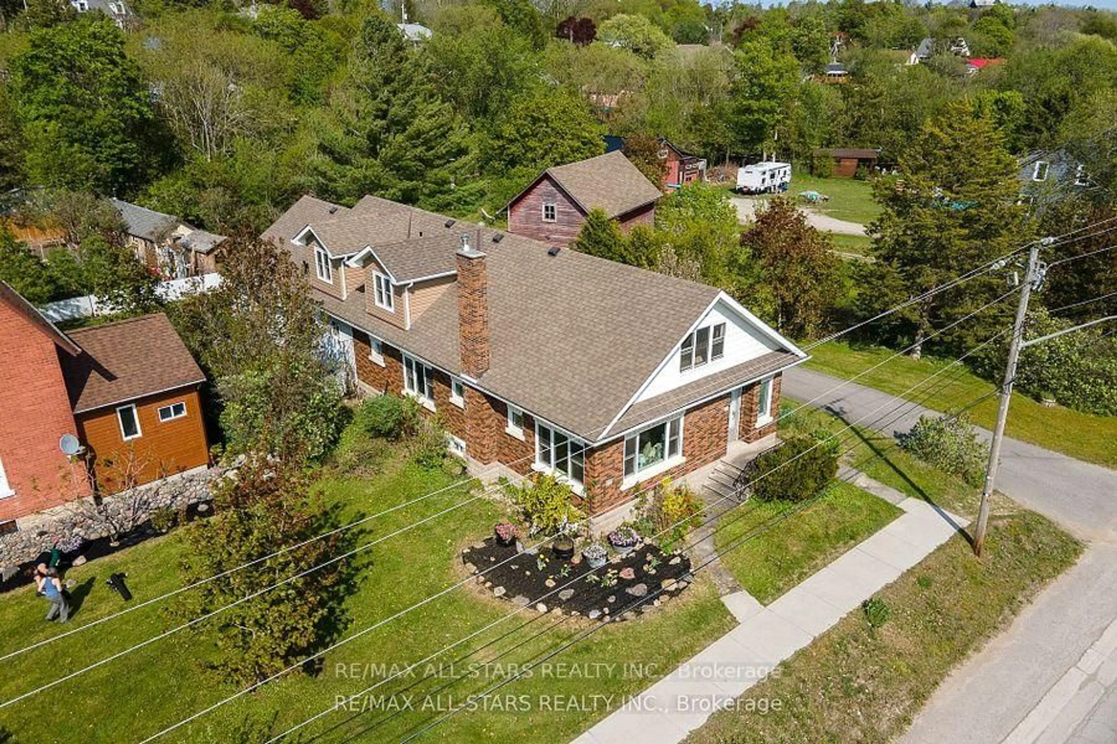 A pic from outside/outdoor area/front of a property/back of a property/a pic from drone, street for 61 Francis St, Kawartha Lakes Ontario K0M 1N0