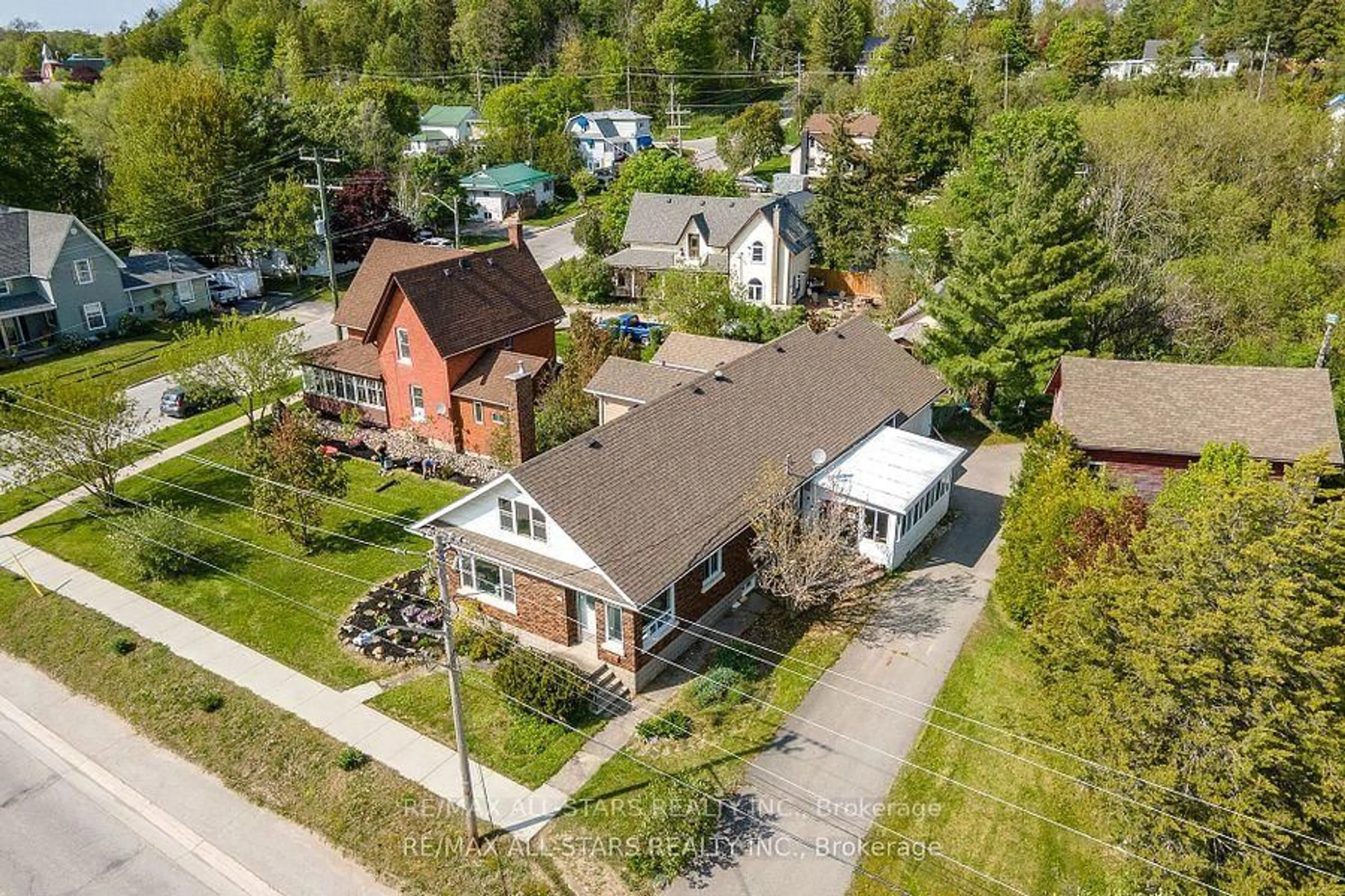 A pic from outside/outdoor area/front of a property/back of a property/a pic from drone, street for 61 Francis St, Kawartha Lakes Ontario K0M 1N0