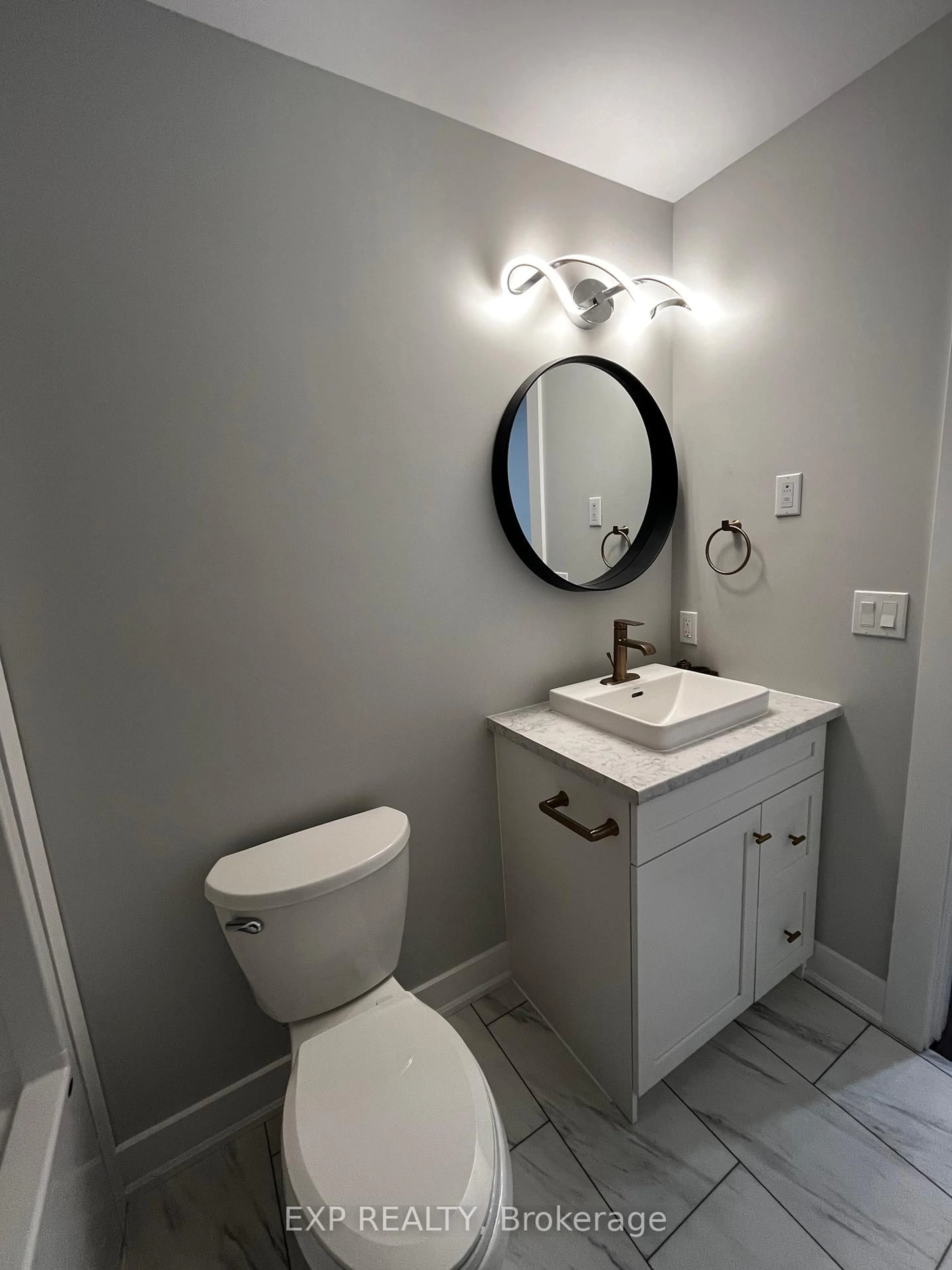 Standard bathroom, ceramic/tile floor for 642 West St, Prescott Ontario K0E 1X0