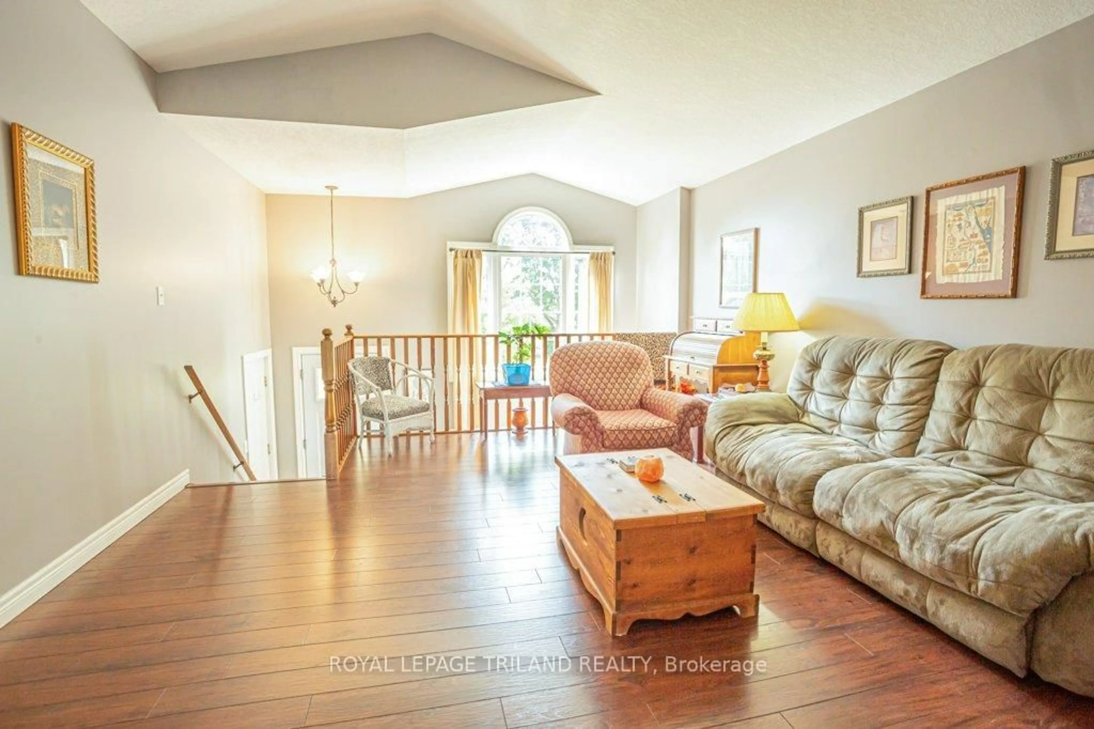 Living room with furniture, wood/laminate floor for 28 Schreyer Dr, St. Thomas Ontario N5R 6E8