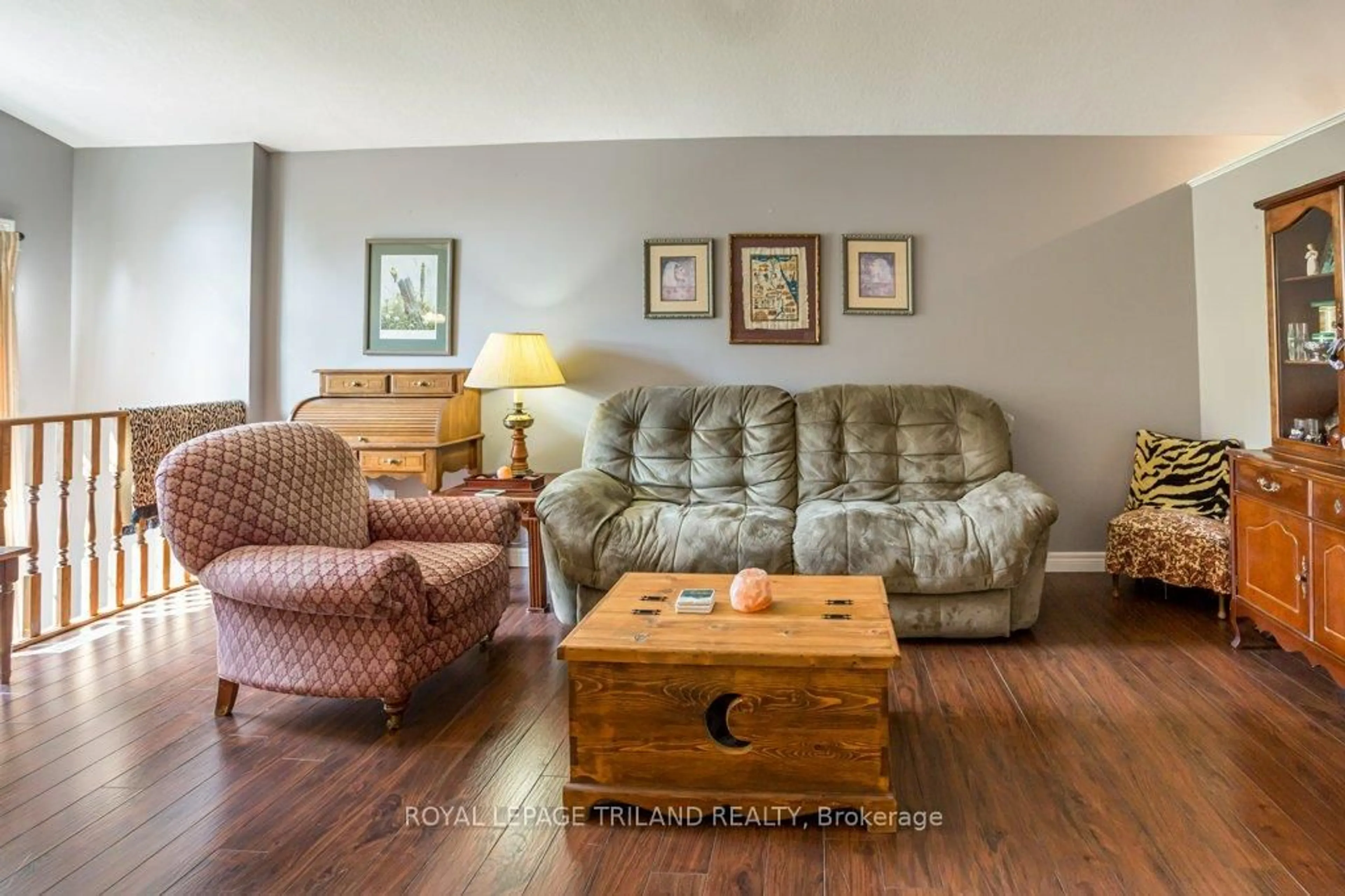 Living room with furniture, wood/laminate floor for 28 Schreyer Dr, St. Thomas Ontario N5R 6E8