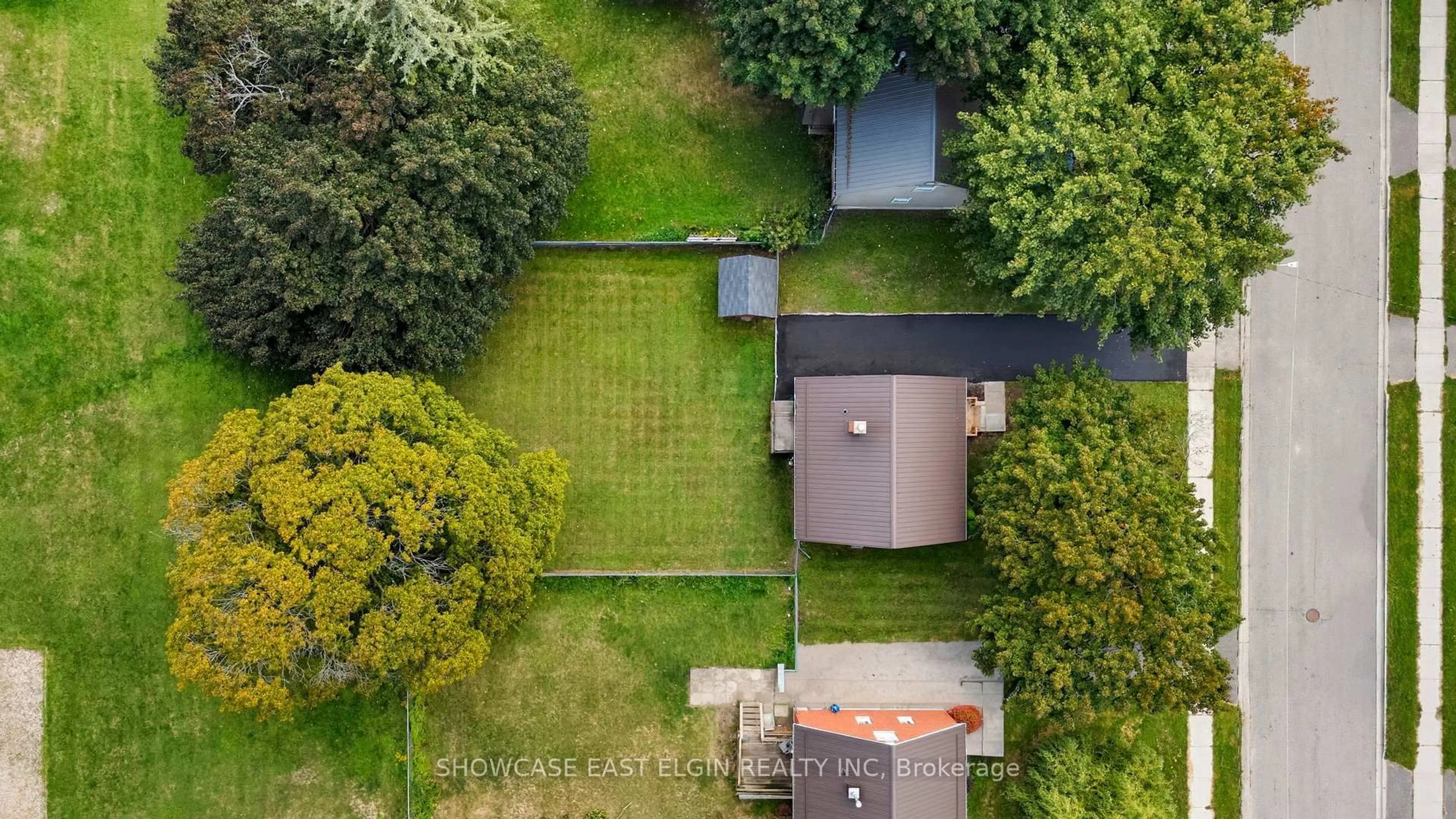 A pic from outside/outdoor area/front of a property/back of a property/a pic from drone, street for 68 Dunkirk Dr, St. Thomas Ontario N5R 1S3