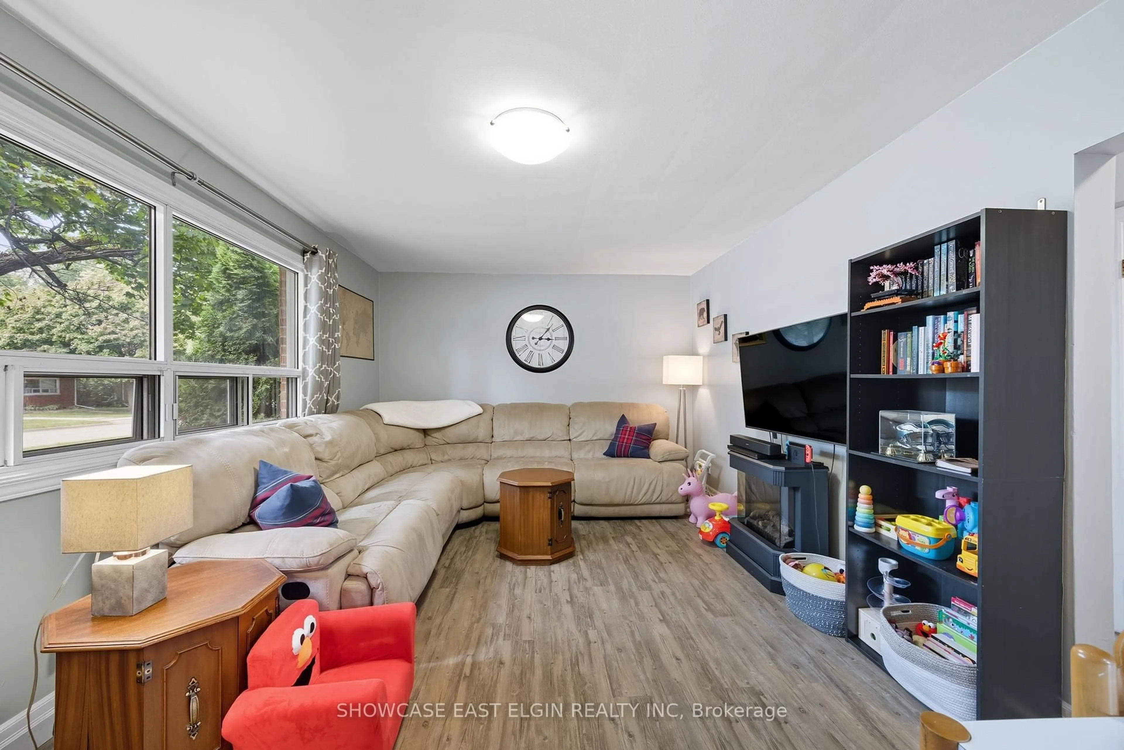 Living room with furniture, unknown for 68 Dunkirk Dr, St. Thomas Ontario N5R 1S3