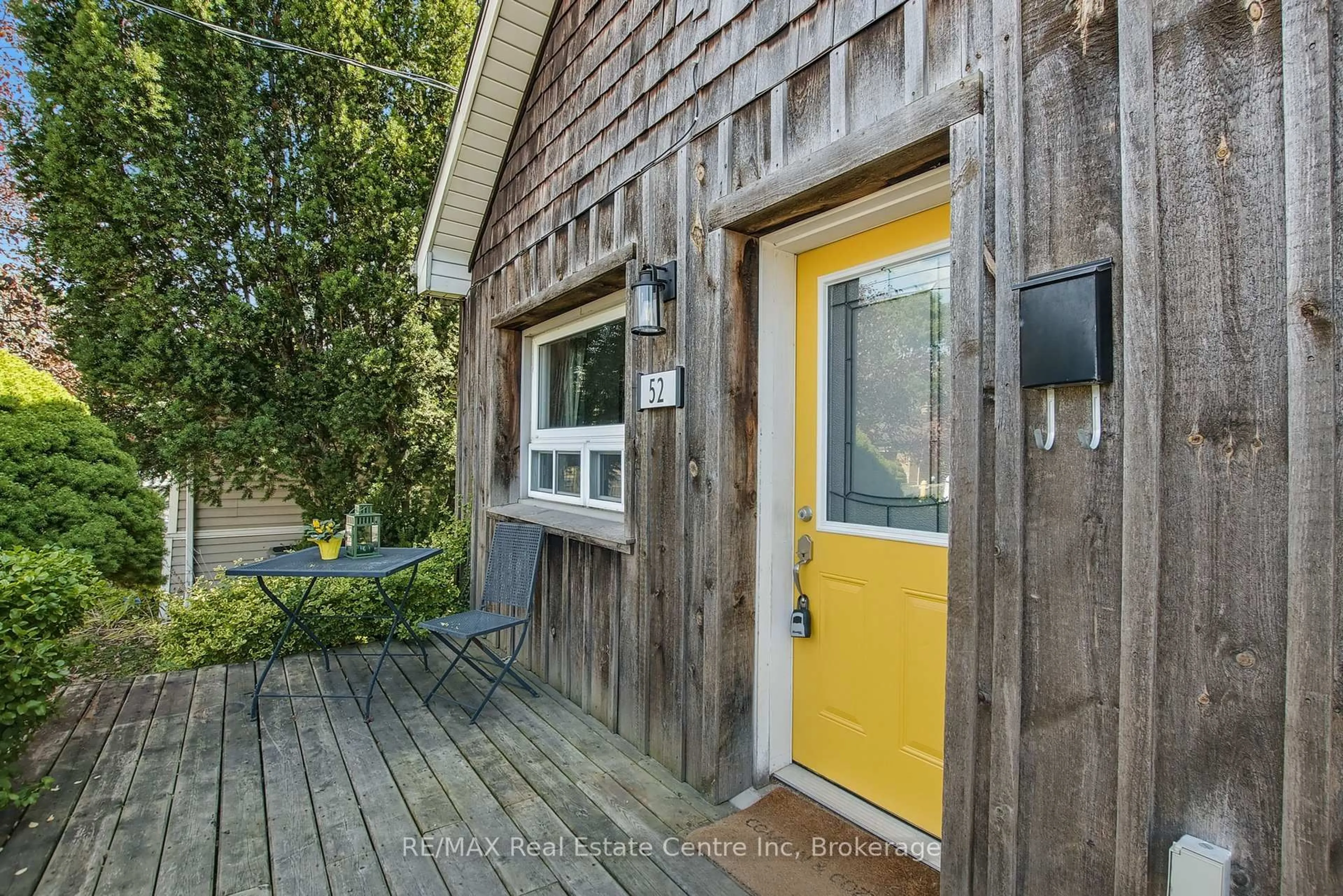 Indoor entryway for 52 Avenue Rd, Cambridge Ontario N1R 1B9