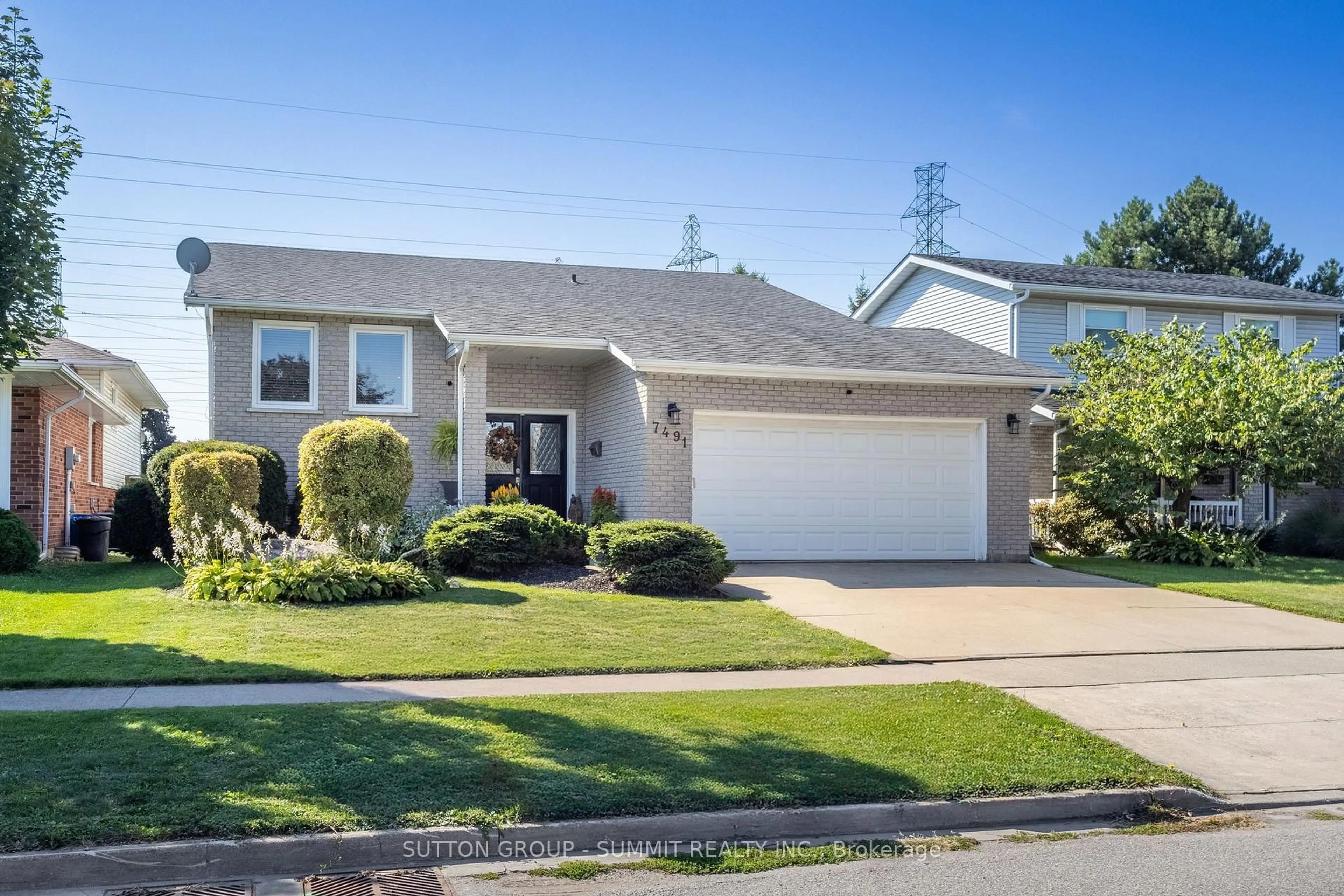Home with vinyl exterior material, street for 7491 Scholfield Rd, Niagara Falls Ontario L2J 4E5
