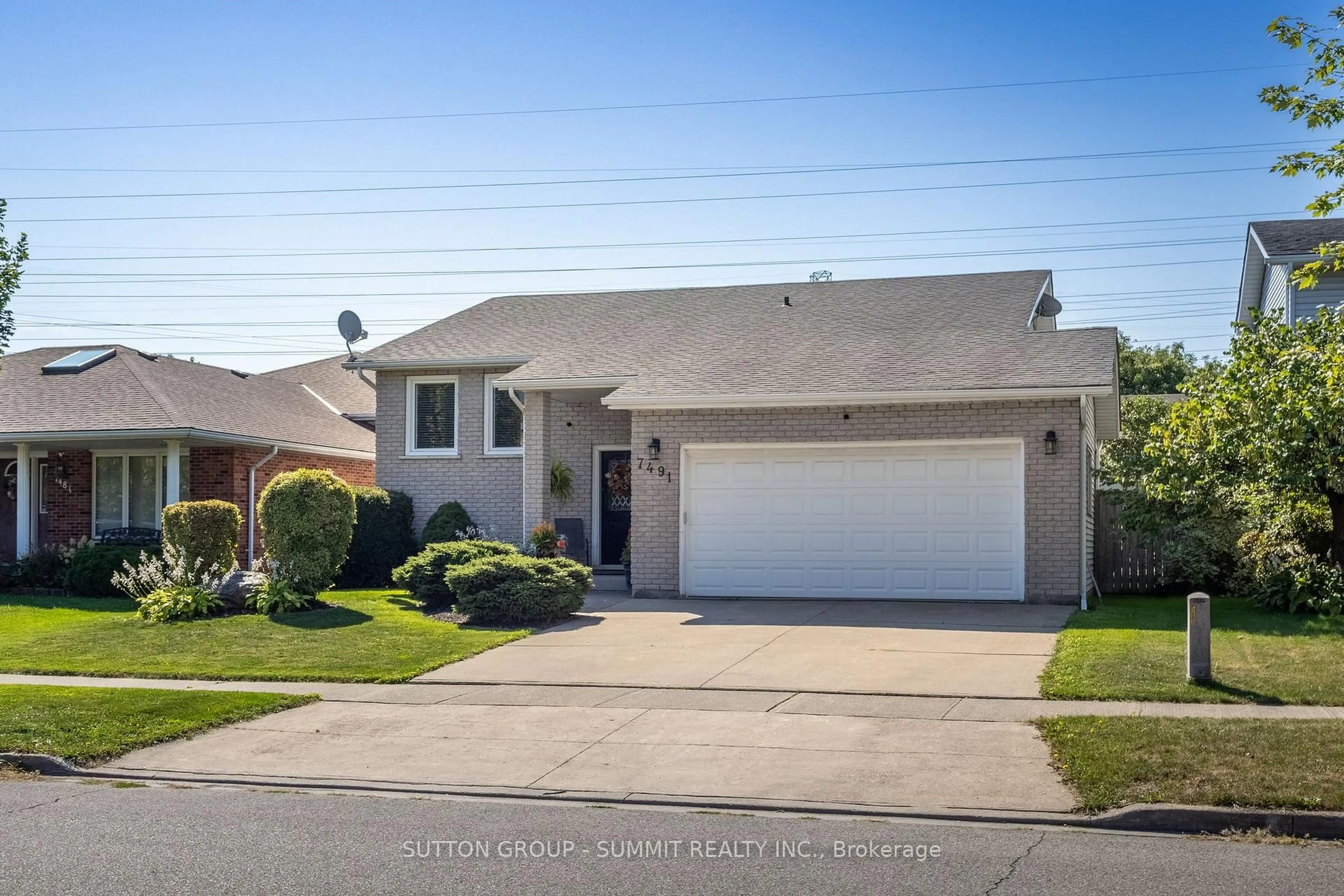 Home with vinyl exterior material, street for 7491 Scholfield Rd, Niagara Falls Ontario L2J 4E5