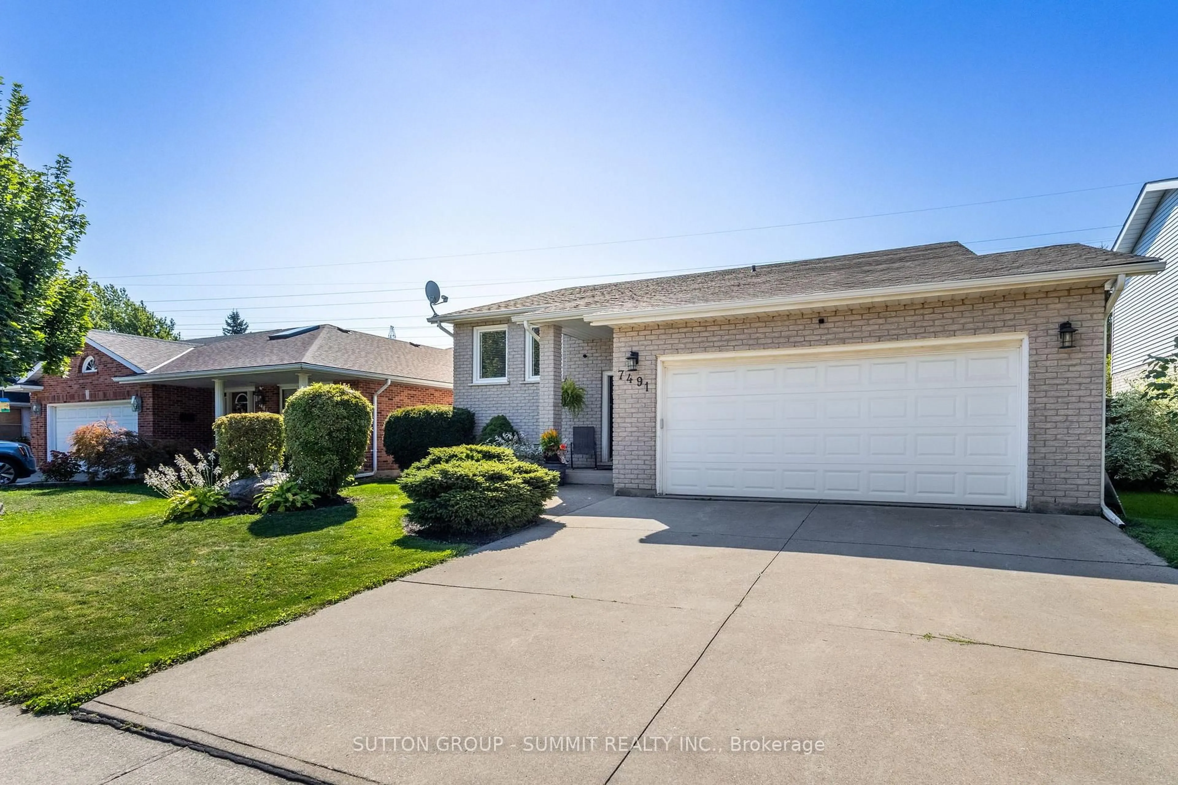 Home with vinyl exterior material, street for 7491 Scholfield Rd, Niagara Falls Ontario L2J 4E5