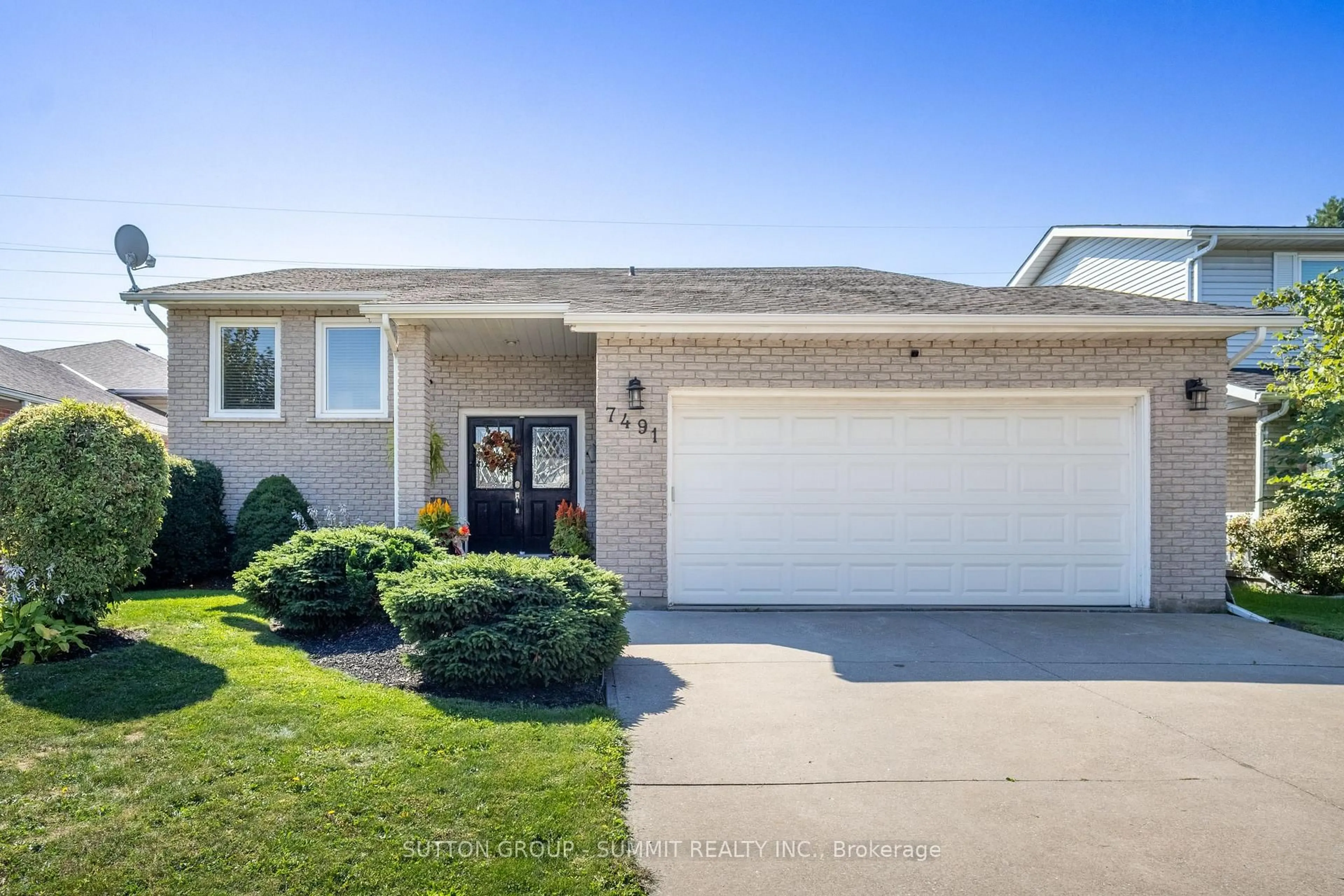 Home with vinyl exterior material, street for 7491 Scholfield Rd, Niagara Falls Ontario L2J 4E5
