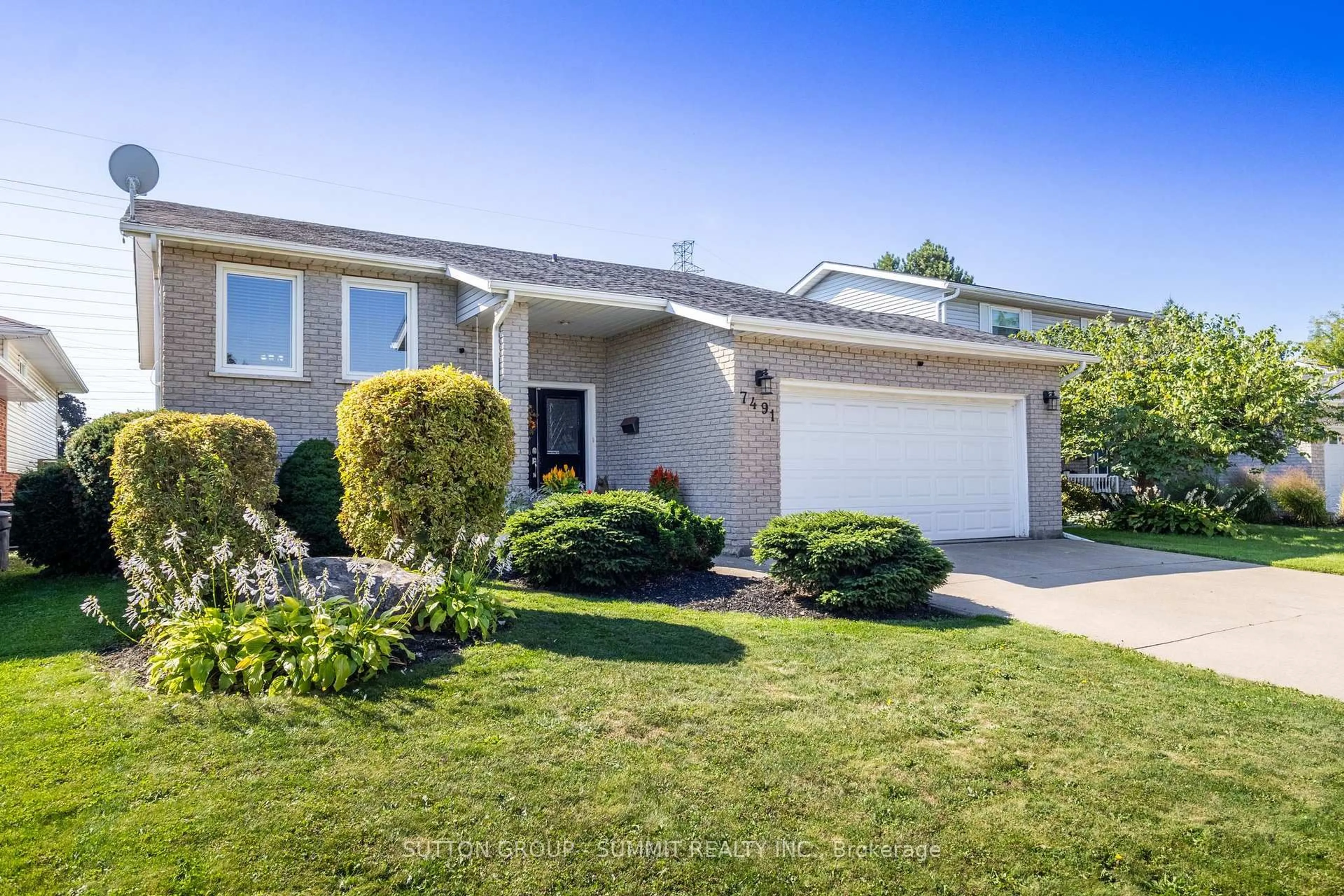 Home with vinyl exterior material, street for 7491 Scholfield Rd, Niagara Falls Ontario L2J 4E5