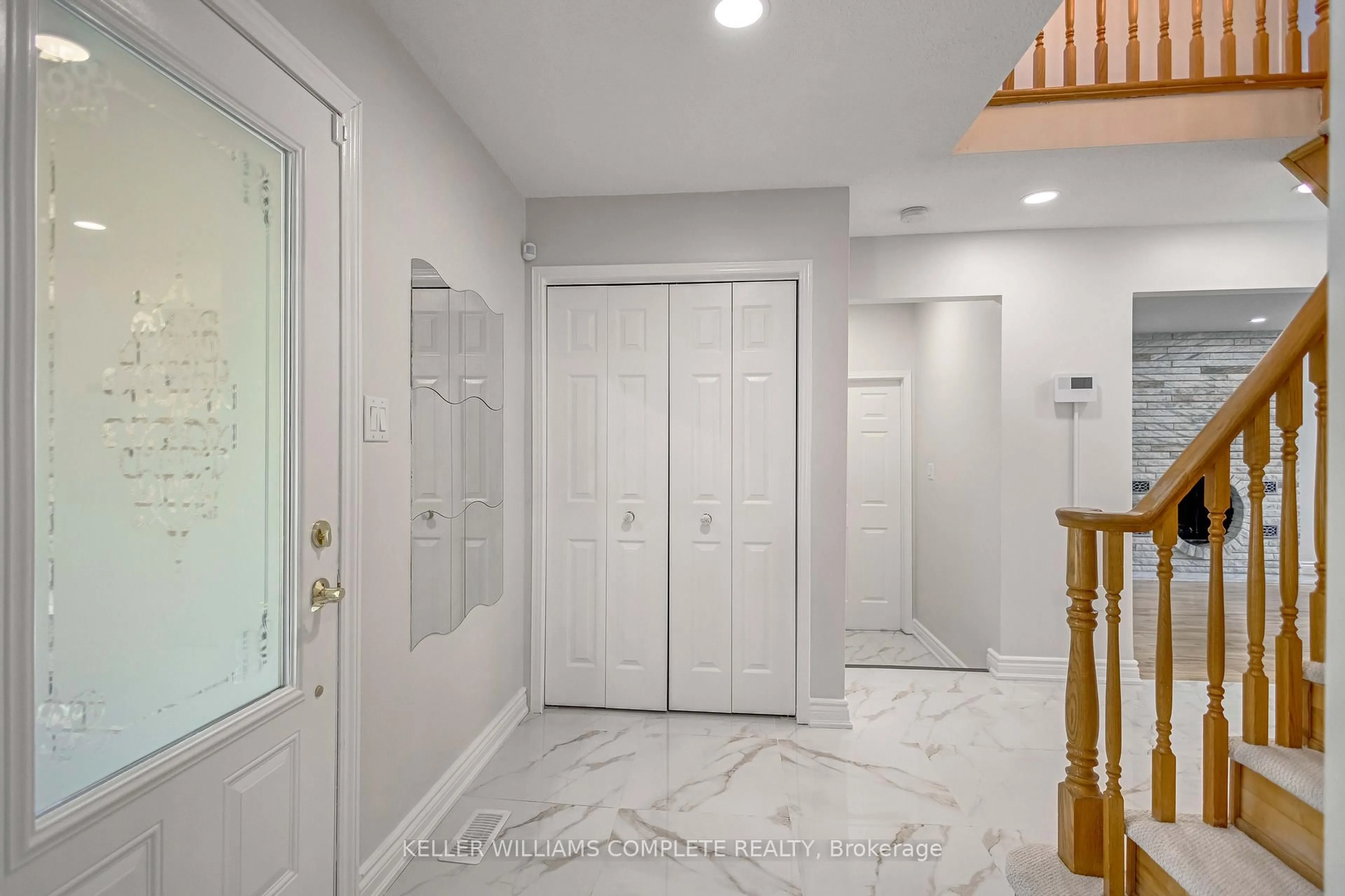 Indoor entryway for 2 ROBESPIERRE Crt, Hamilton Ontario L9B 2G6