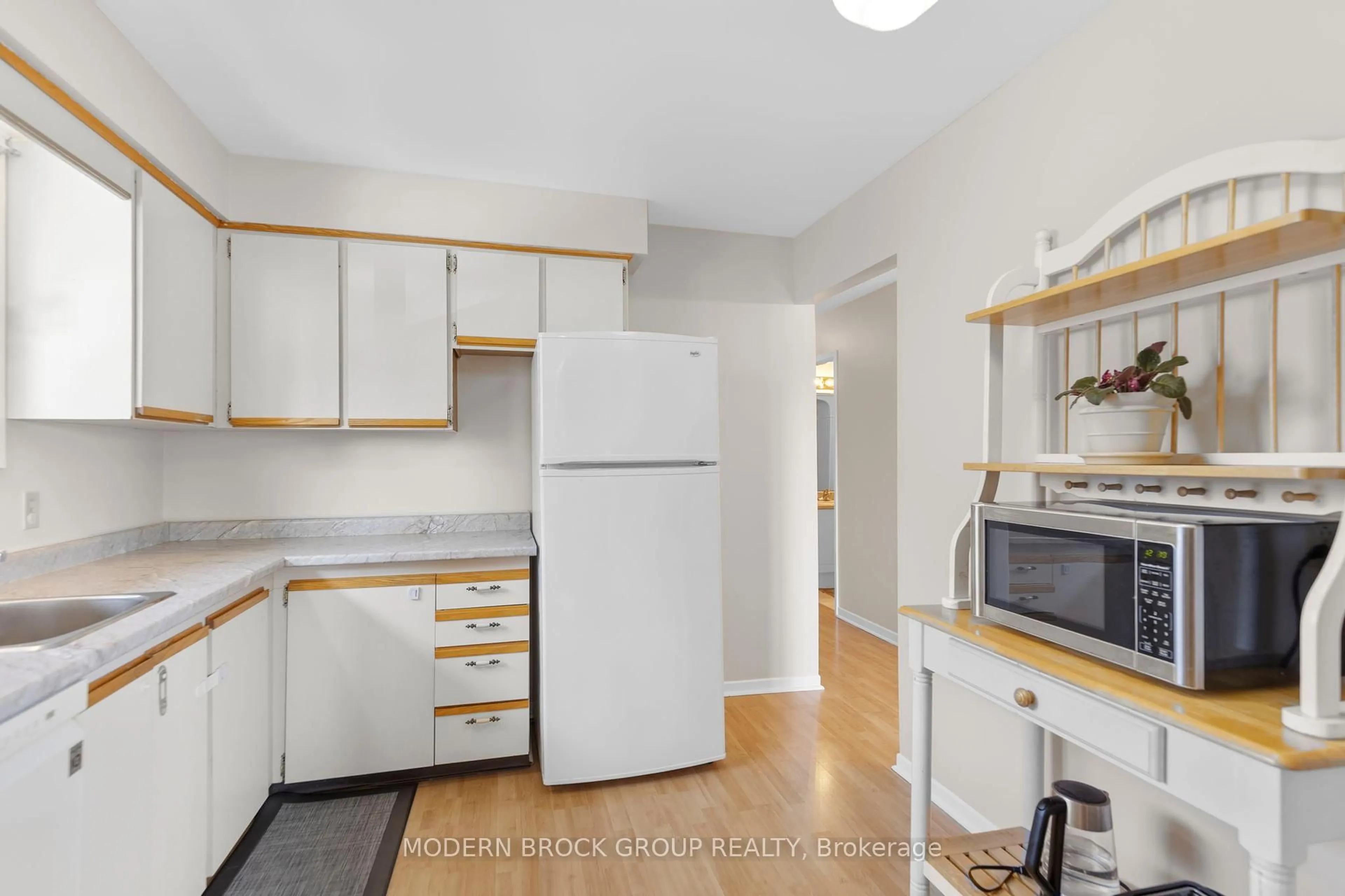 Standard kitchen, unknown for 802 Cunningham Cres, Brockville Ontario K6V 6H2
