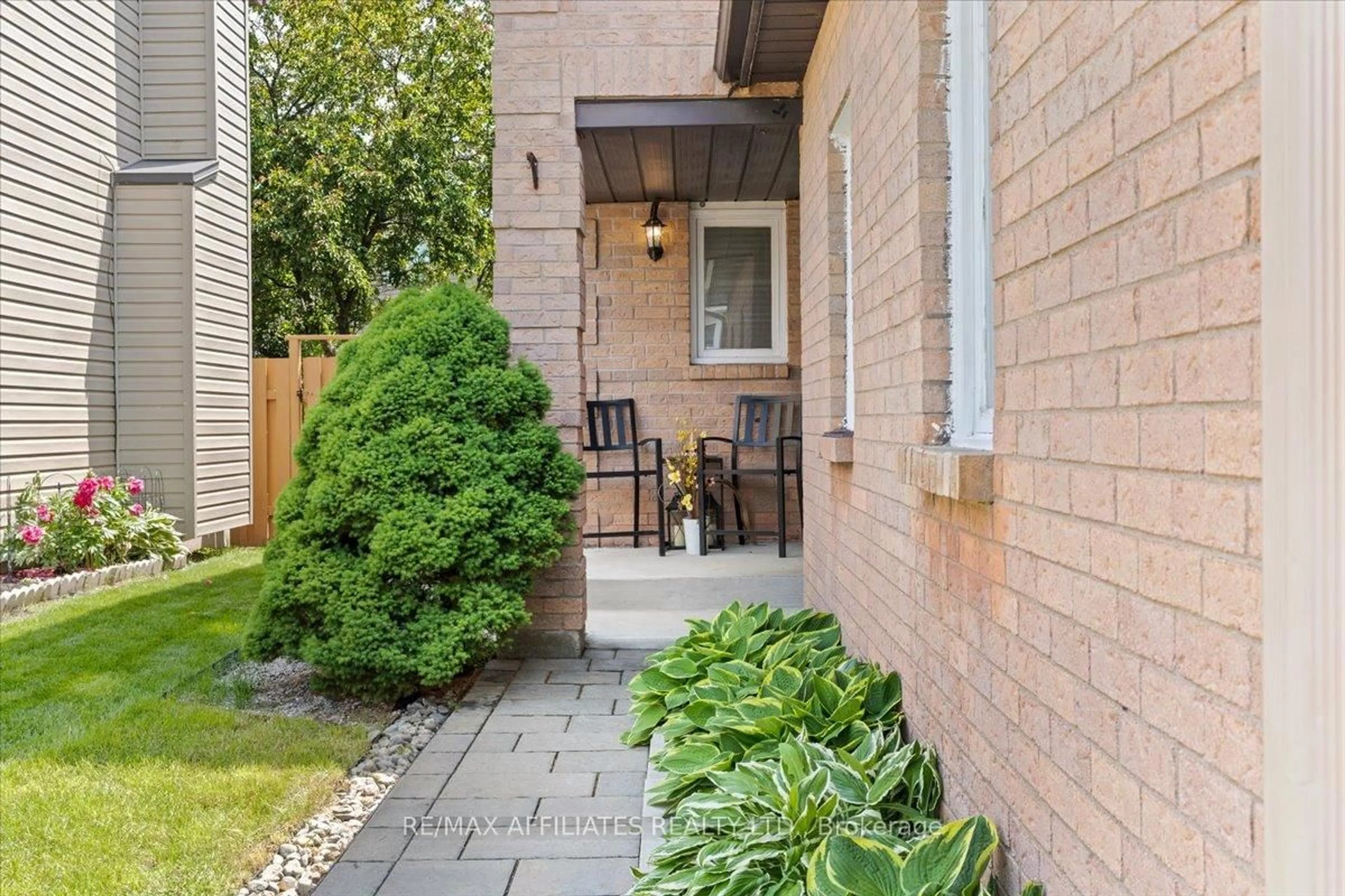 Patio, street for 300 Sylvie Terr, Ottawa Ontario K1E 3M2