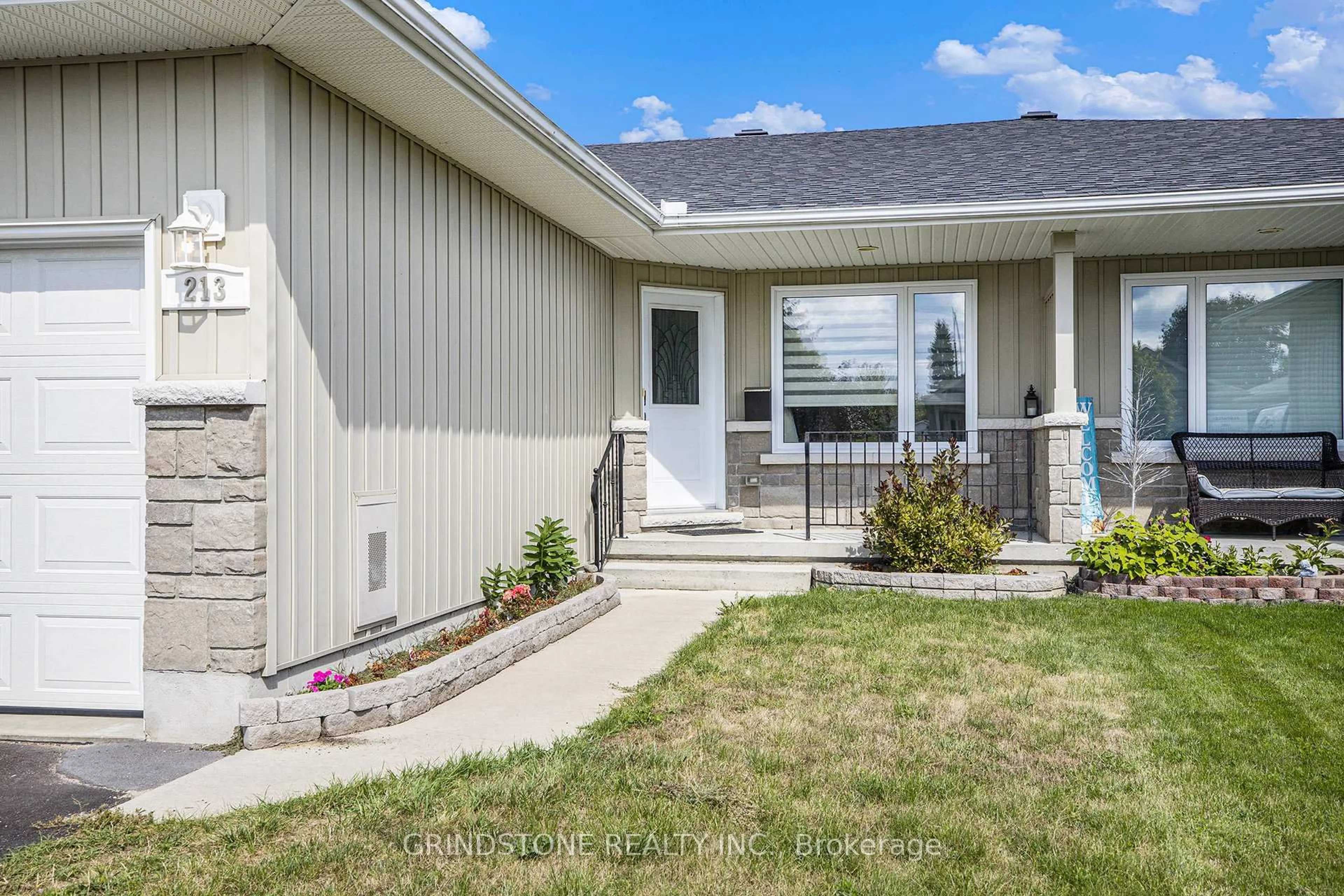 Home with vinyl exterior material, unknown for 213 Foxden St, Renfrew Ontario K7V 0A1