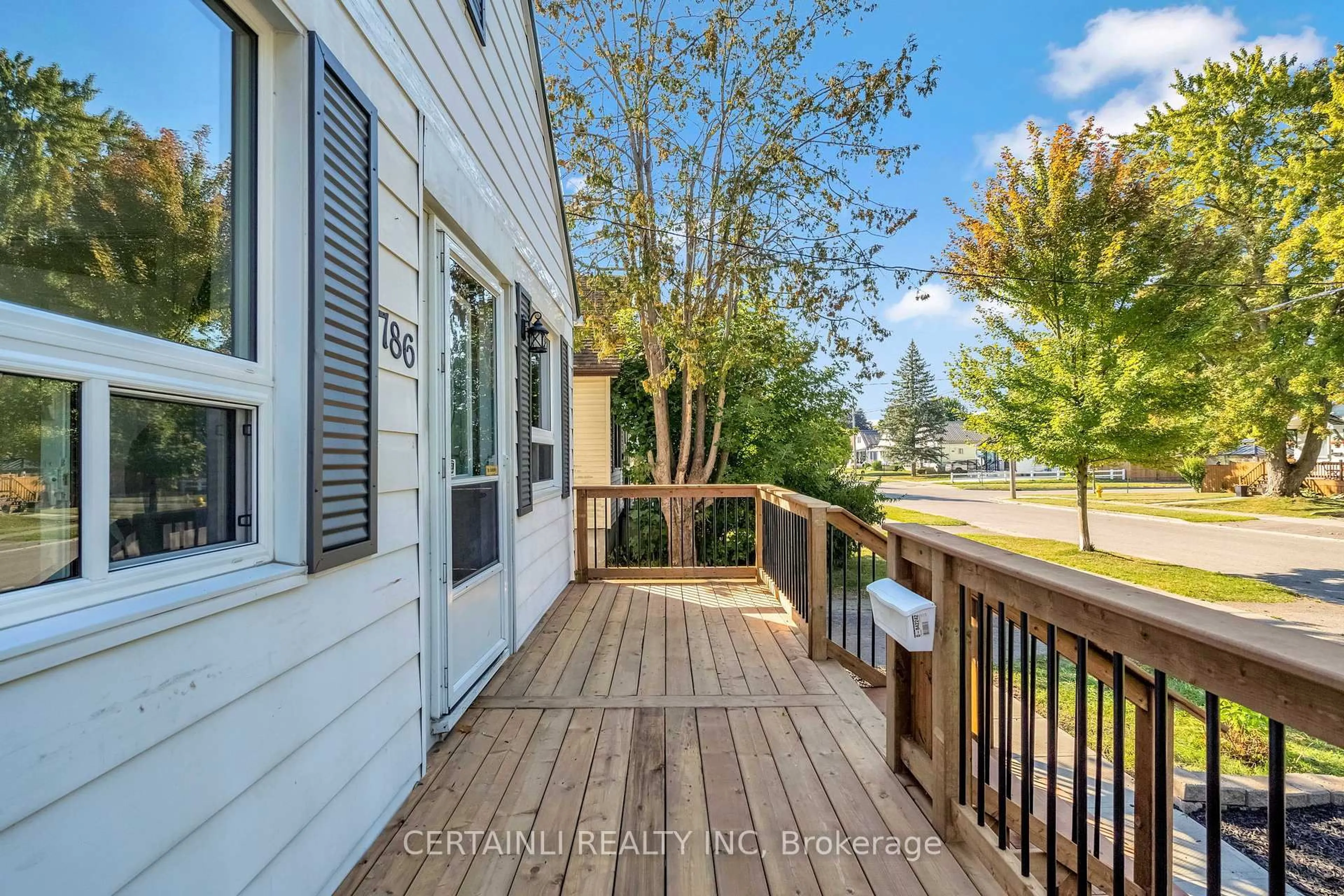 Patio, water/lake/river/ocean view for 786 Fleet St, London East Ontario N5Y 1R9
