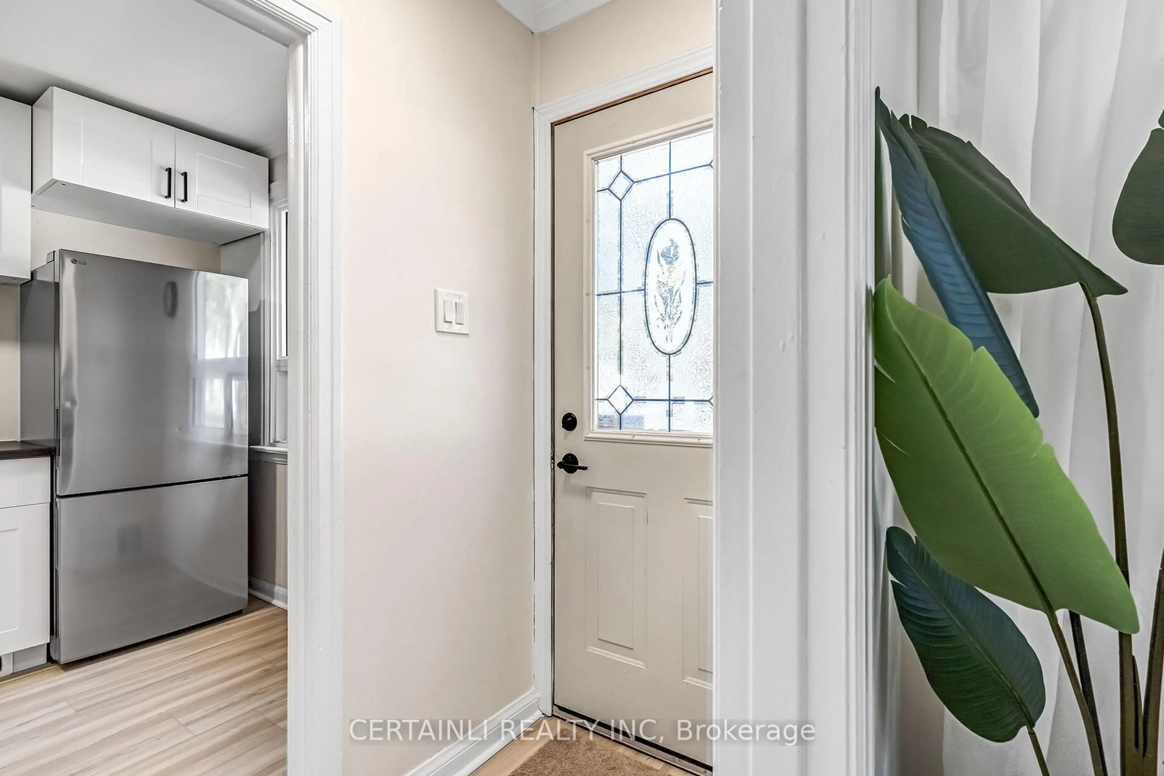 Indoor entryway for 786 Fleet St, London East Ontario N5Y 1R9