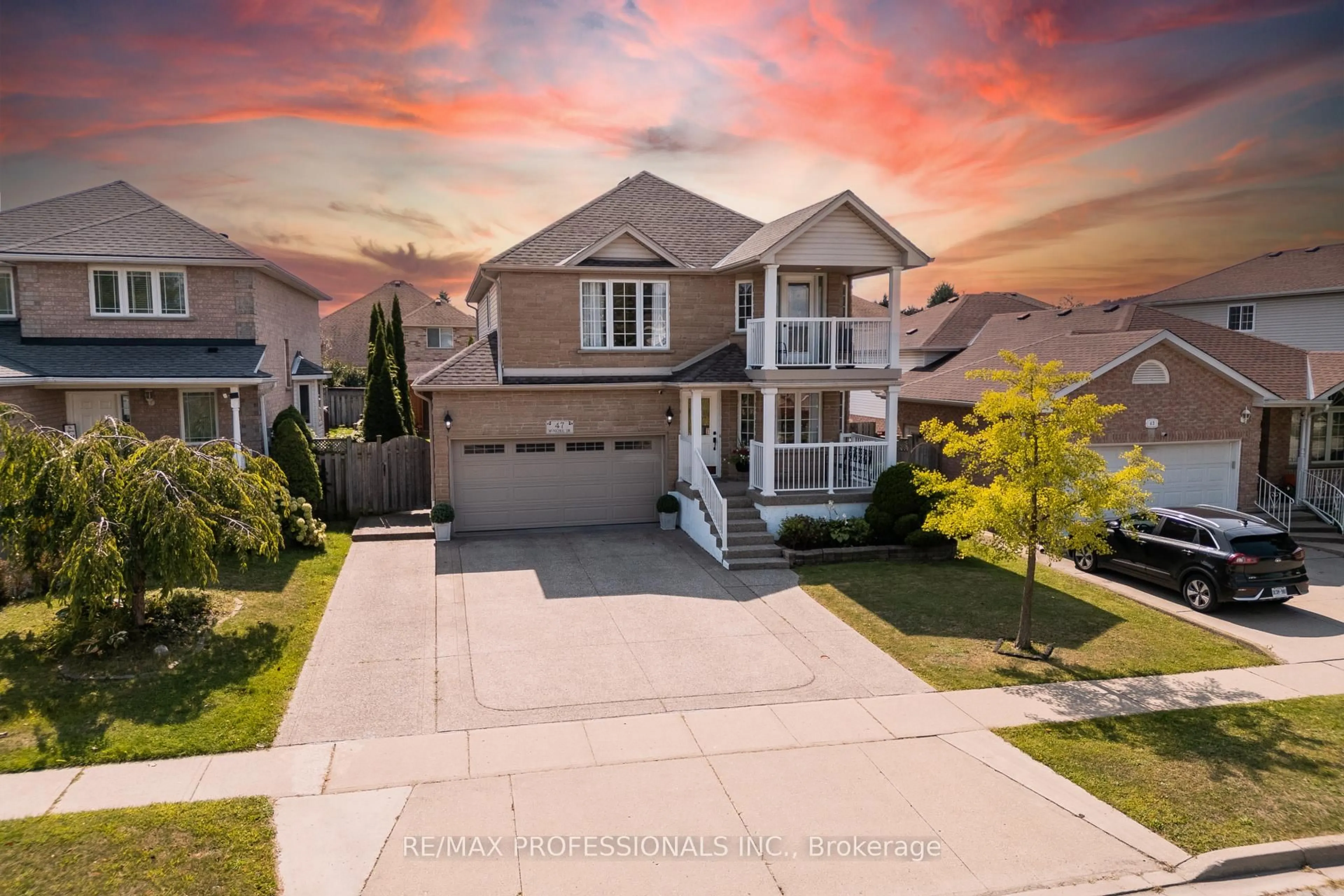 A pic from outside/outdoor area/front of a property/back of a property/a pic from drone, street for 47 Mcnichol Dr, Cambridge Ontario N1P 1C9