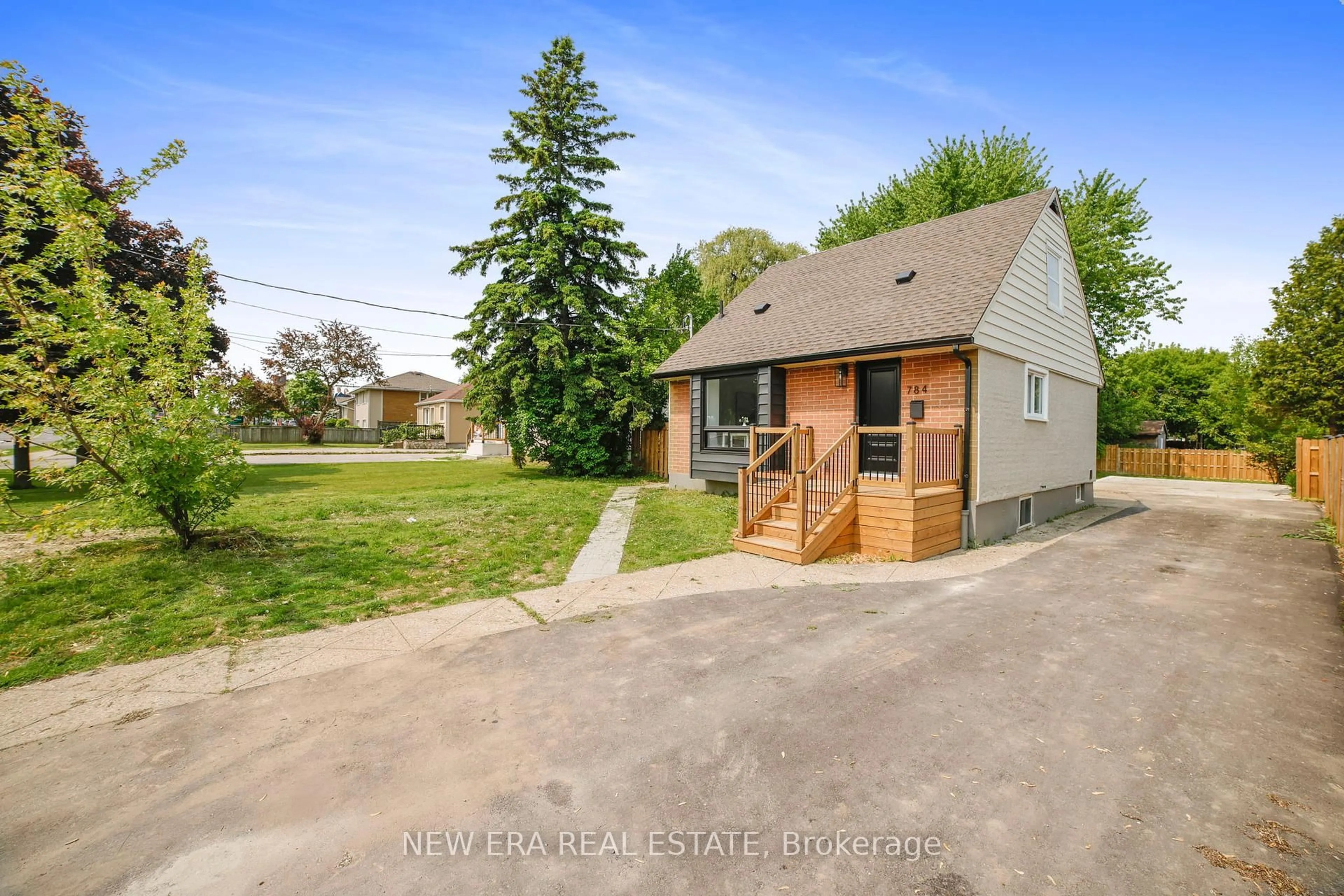 A pic from outside/outdoor area/front of a property/back of a property/a pic from drone, street for 784 Upper Gage Dr, Hamilton Ontario L8V 4K4