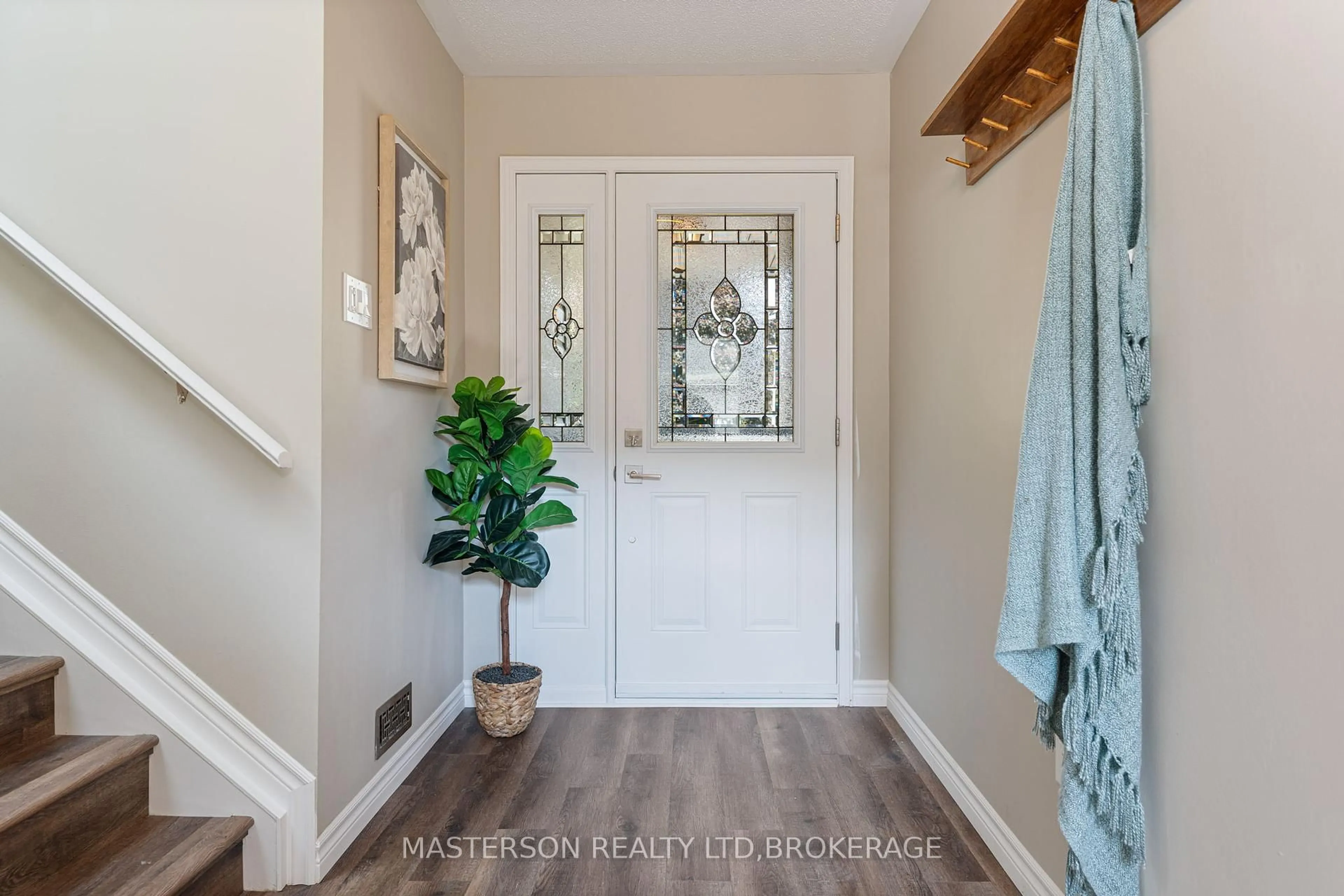 Indoor entryway for 1 Cabot Crt, Haldimand Ontario N0A 1J0
