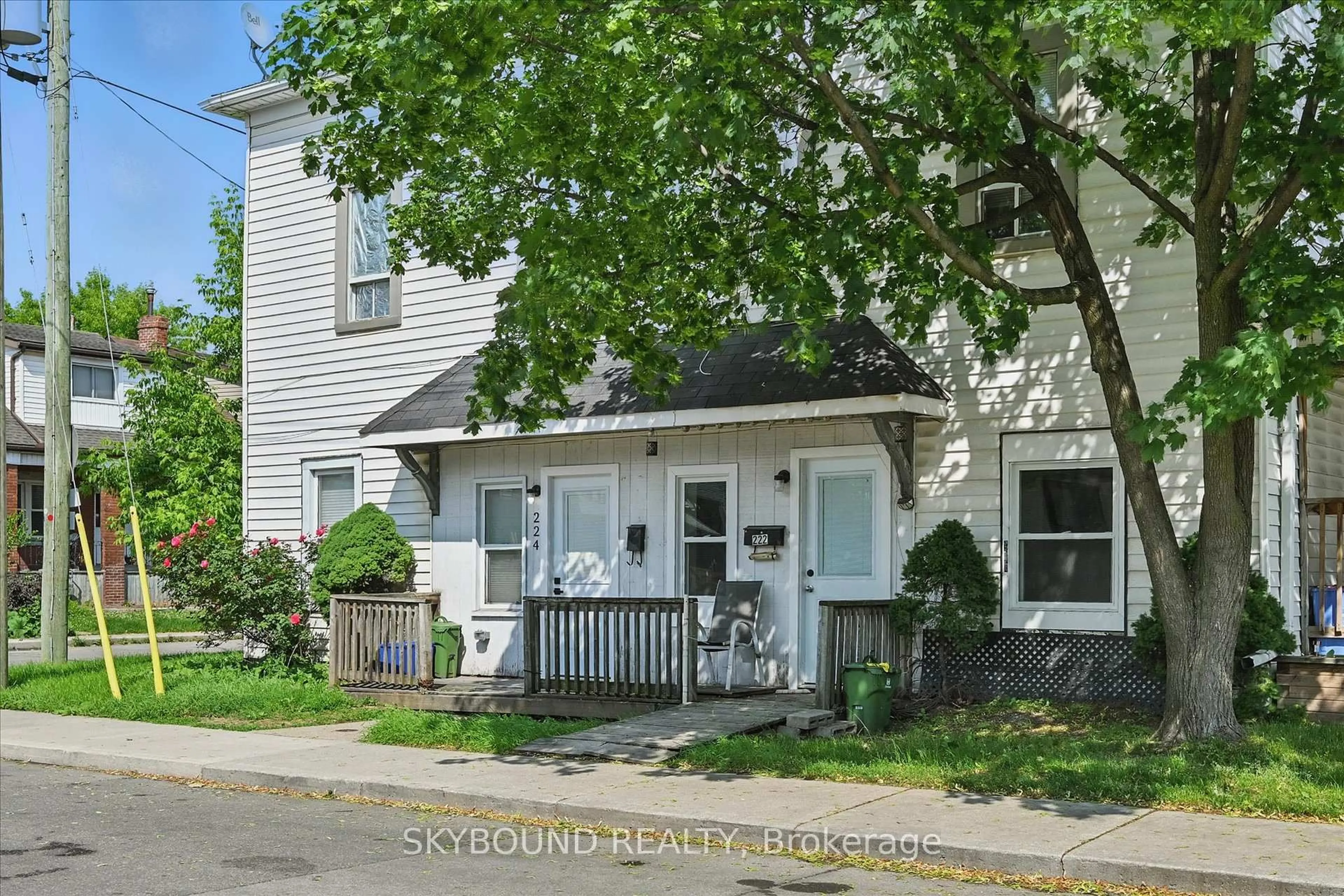Home with vinyl exterior material, street for 224 Rosslyn Ave, Hamilton Ontario L8L 7P7