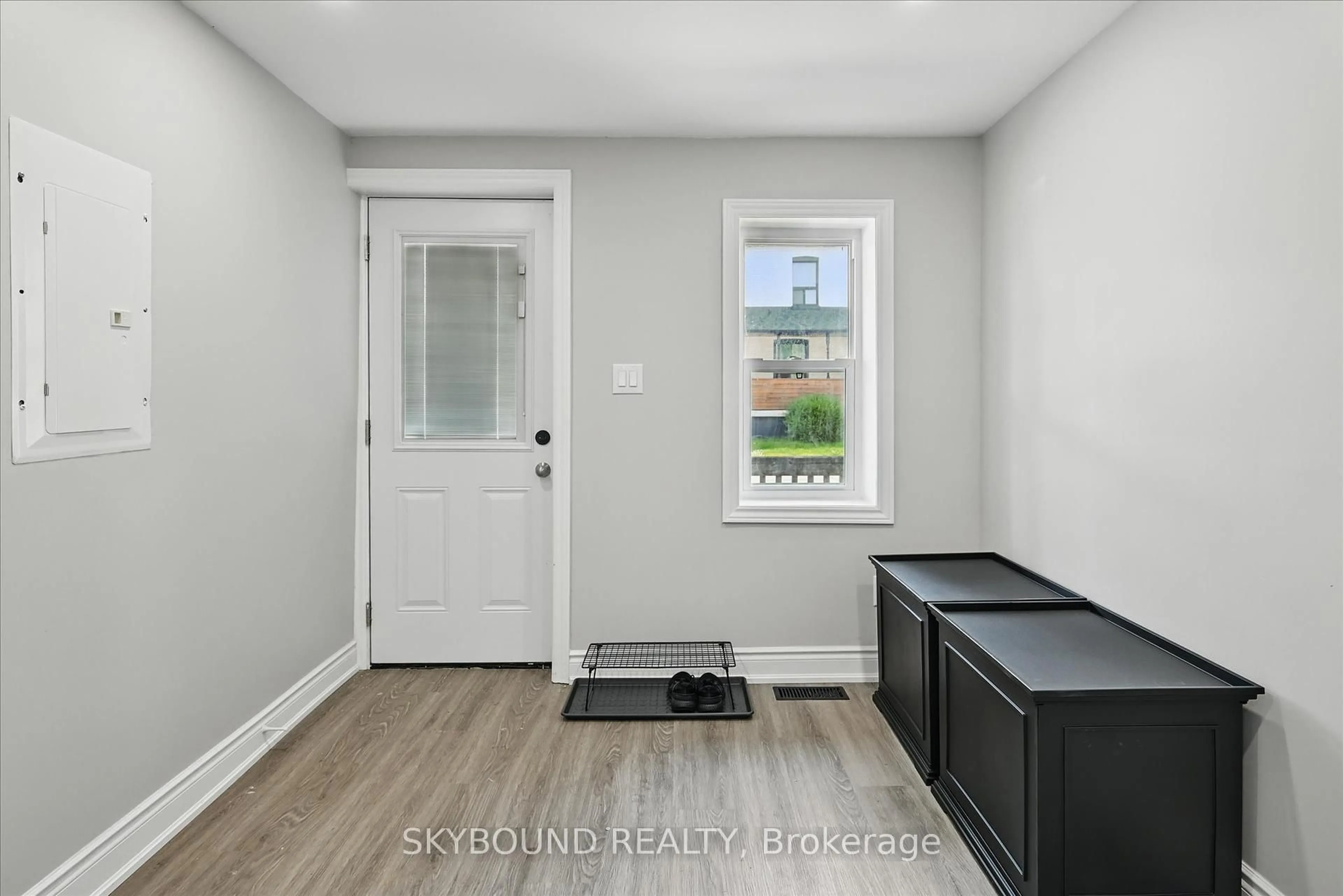 Indoor entryway for 224 Rosslyn Ave, Hamilton Ontario L8L 7P7