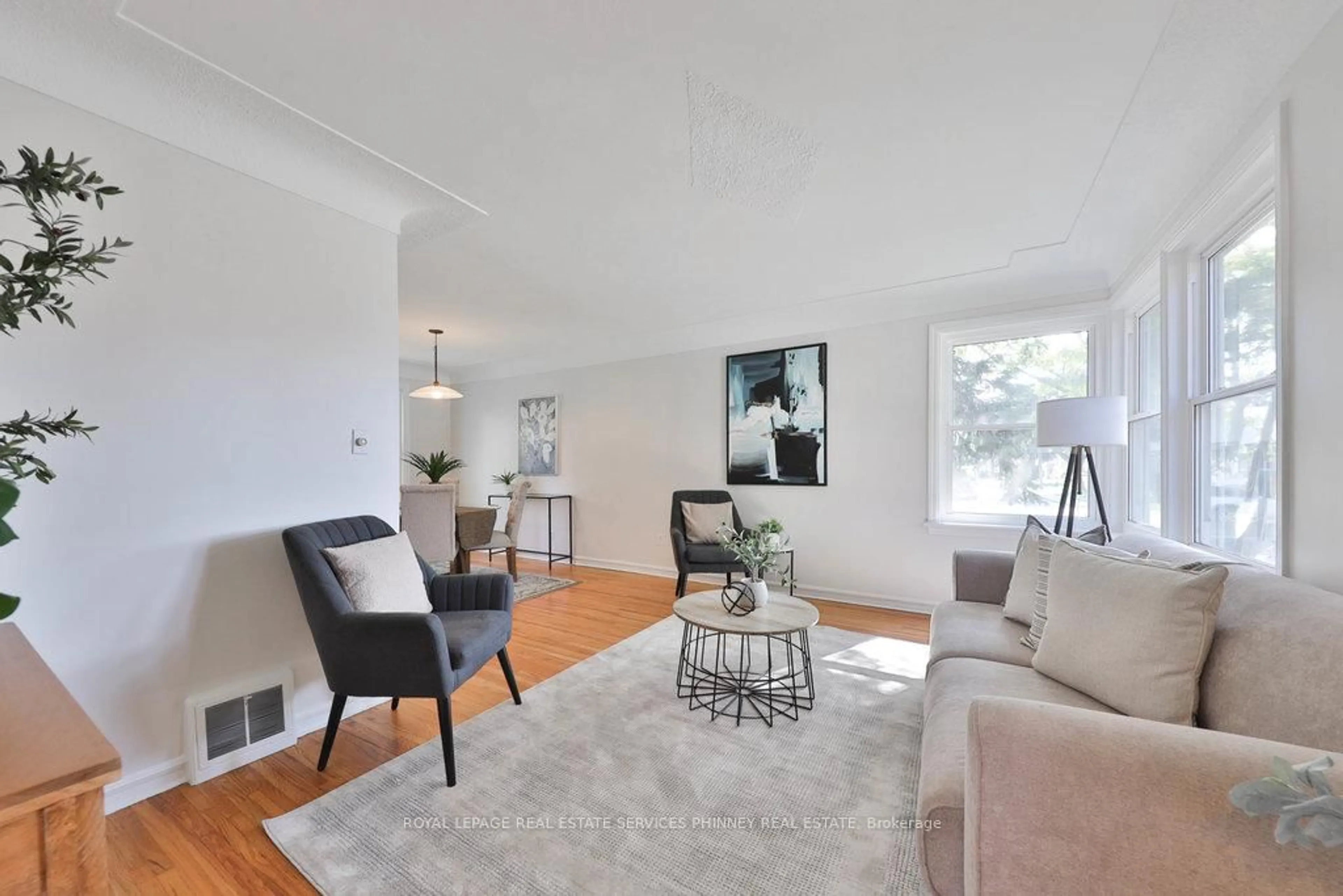 Living room with furniture, unknown for 15 East 41st St, Hamilton Ontario L8T 2Z3