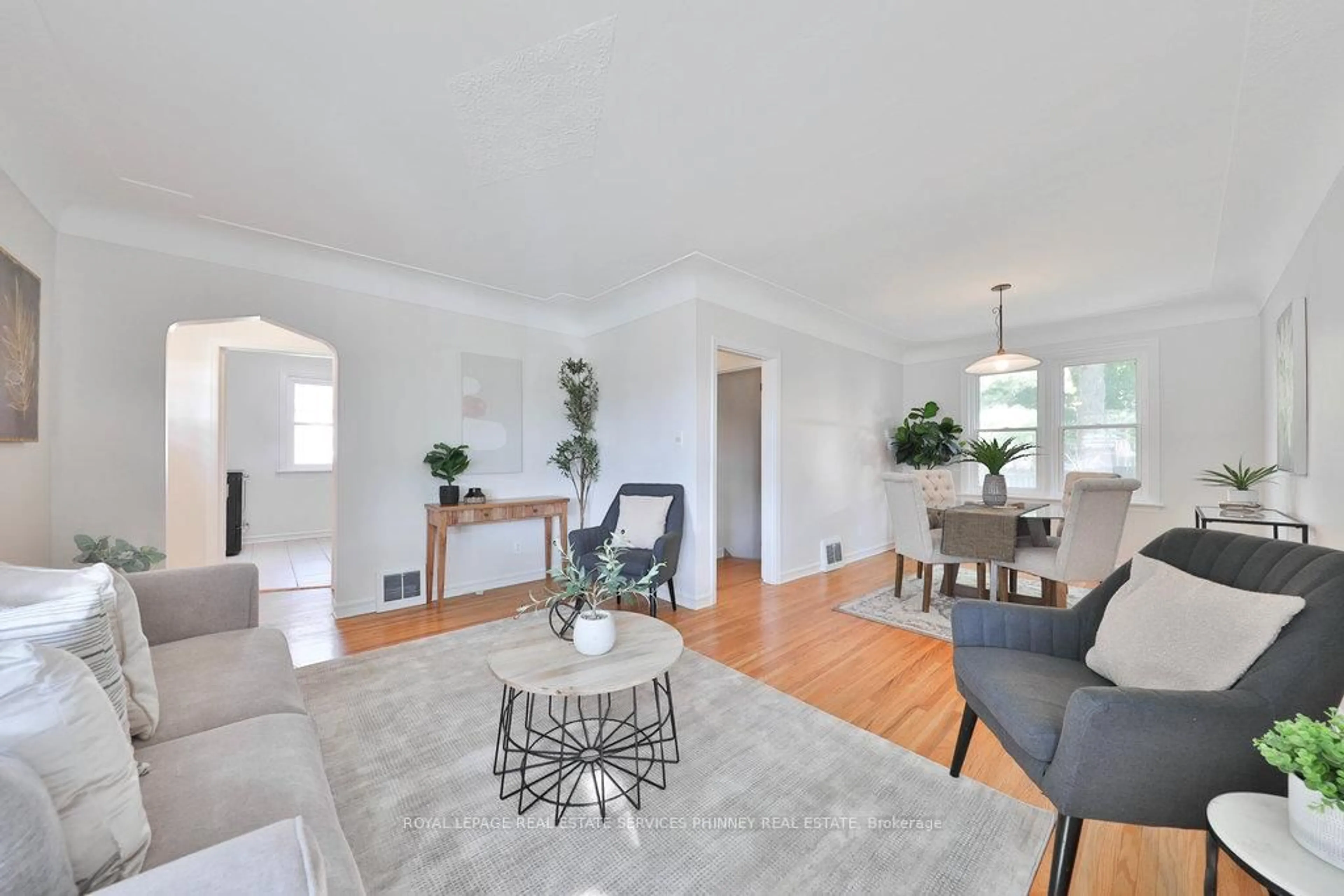 Living room with furniture, unknown for 15 East 41st St, Hamilton Ontario L8T 2Z3