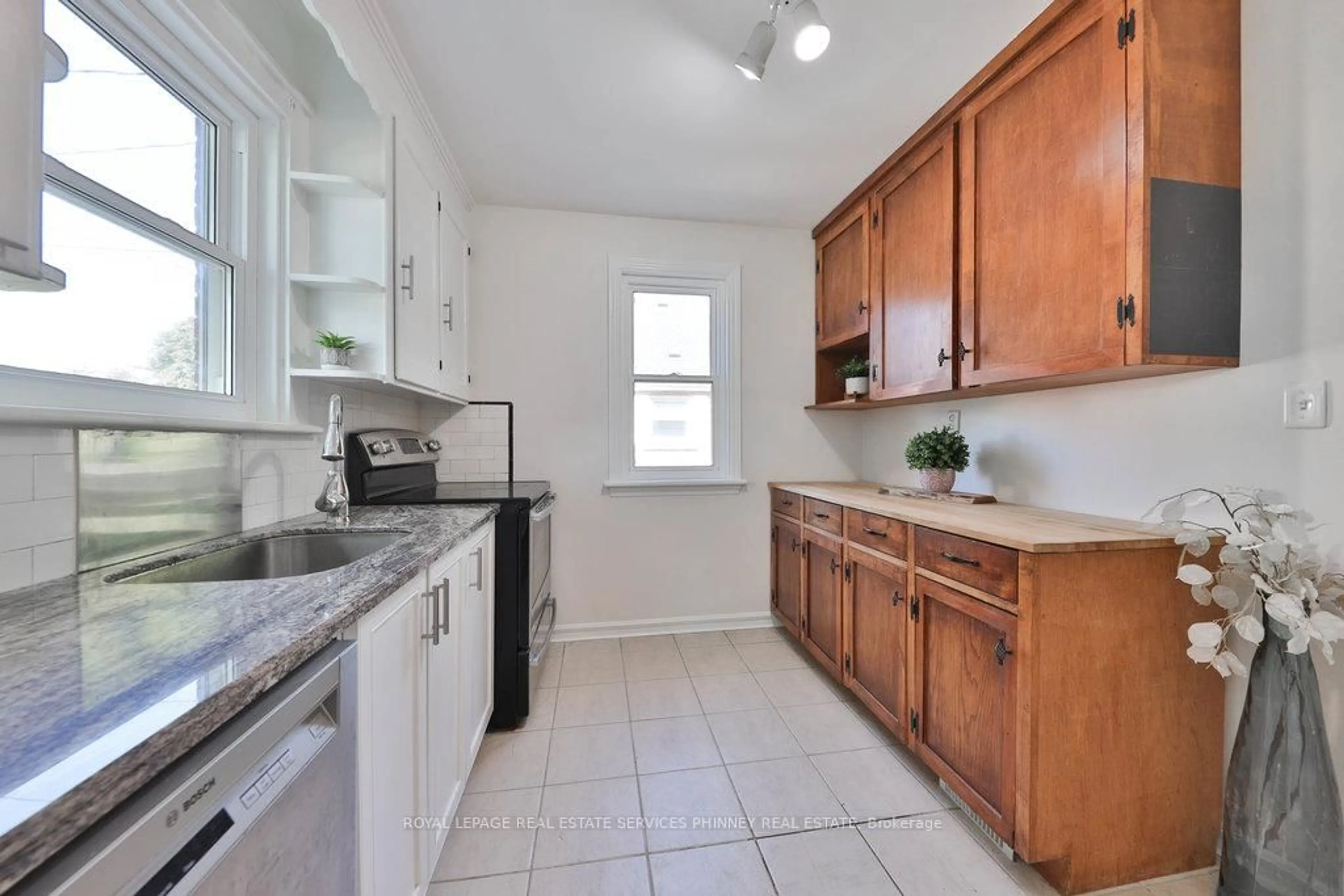 Standard kitchen, ceramic/tile floor for 15 East 41st St, Hamilton Ontario L8T 2Z3