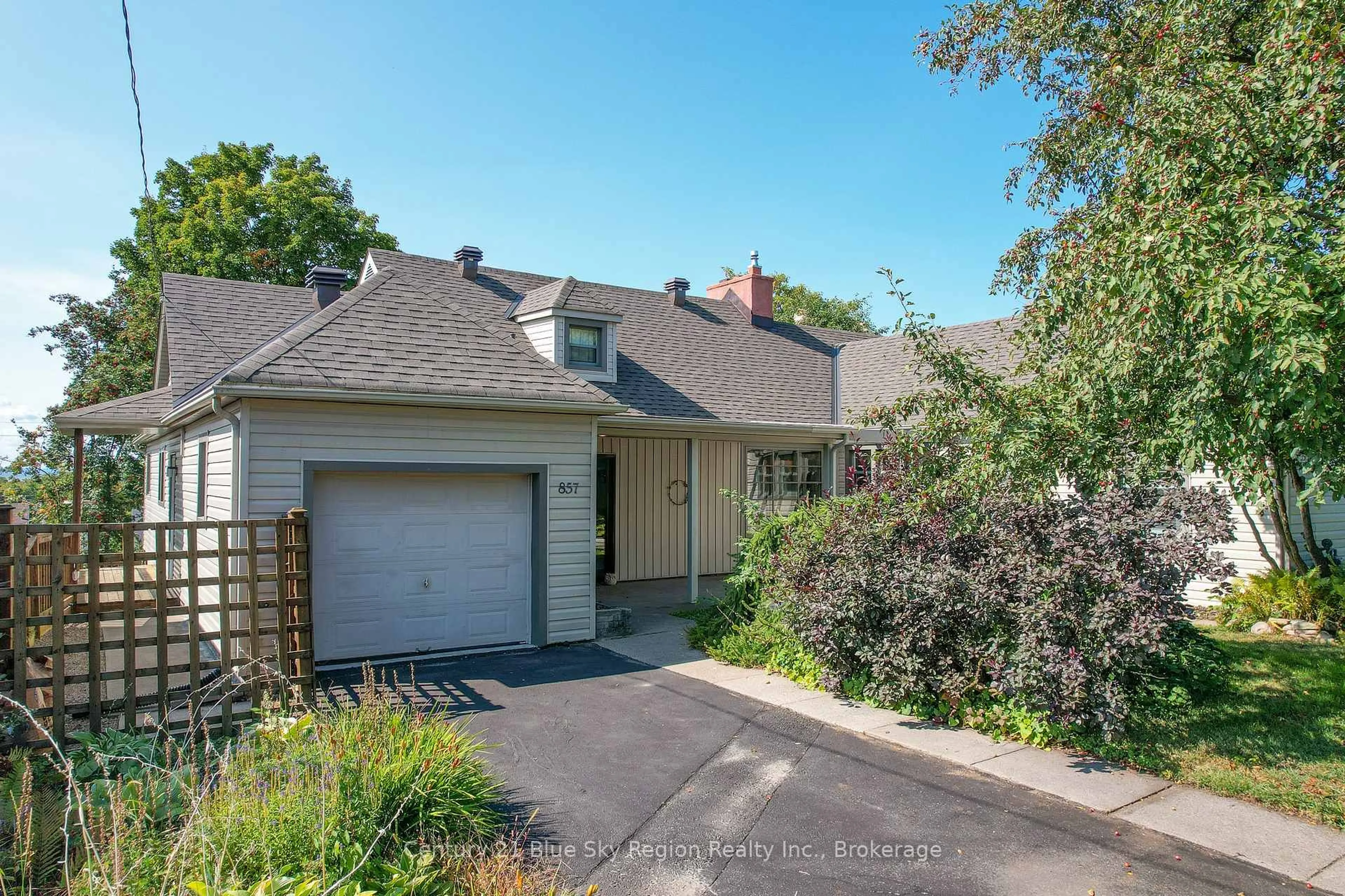 A pic from outside/outdoor area/front of a property/back of a property/a pic from drone, street for 857 Bourke St, North Bay Ontario P1B 3K5