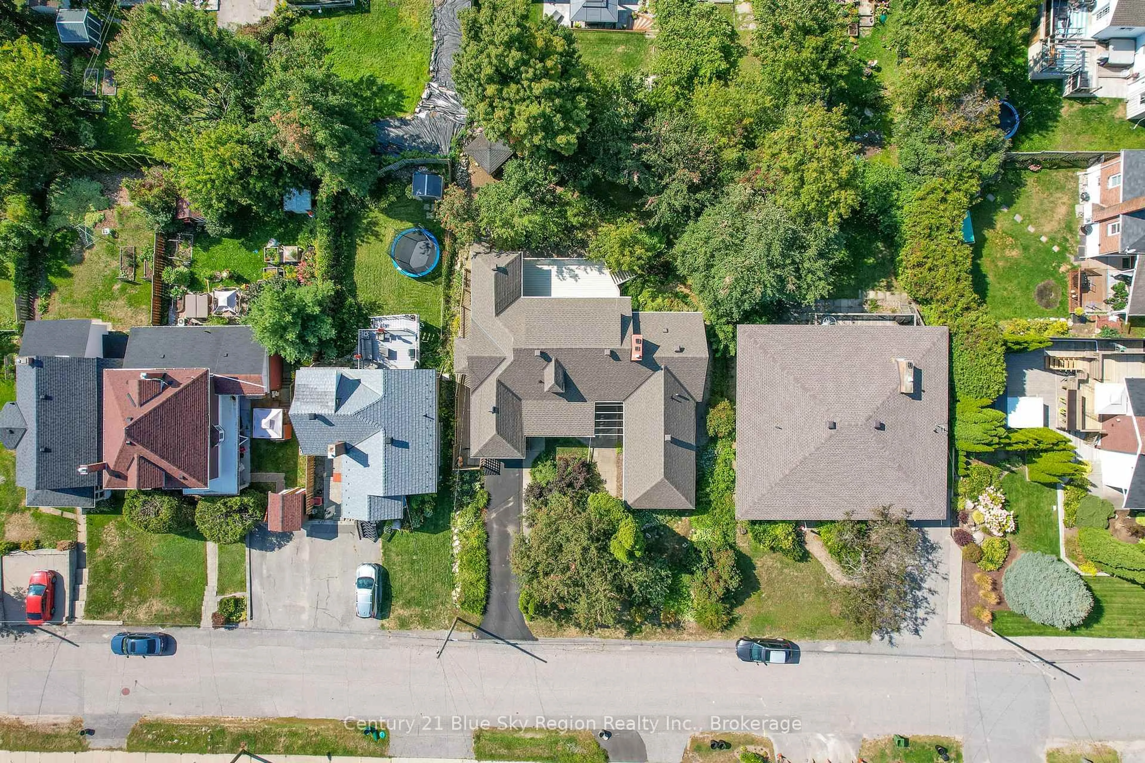 A pic from outside/outdoor area/front of a property/back of a property/a pic from drone, street for 857 Bourke St, North Bay Ontario P1B 3K5