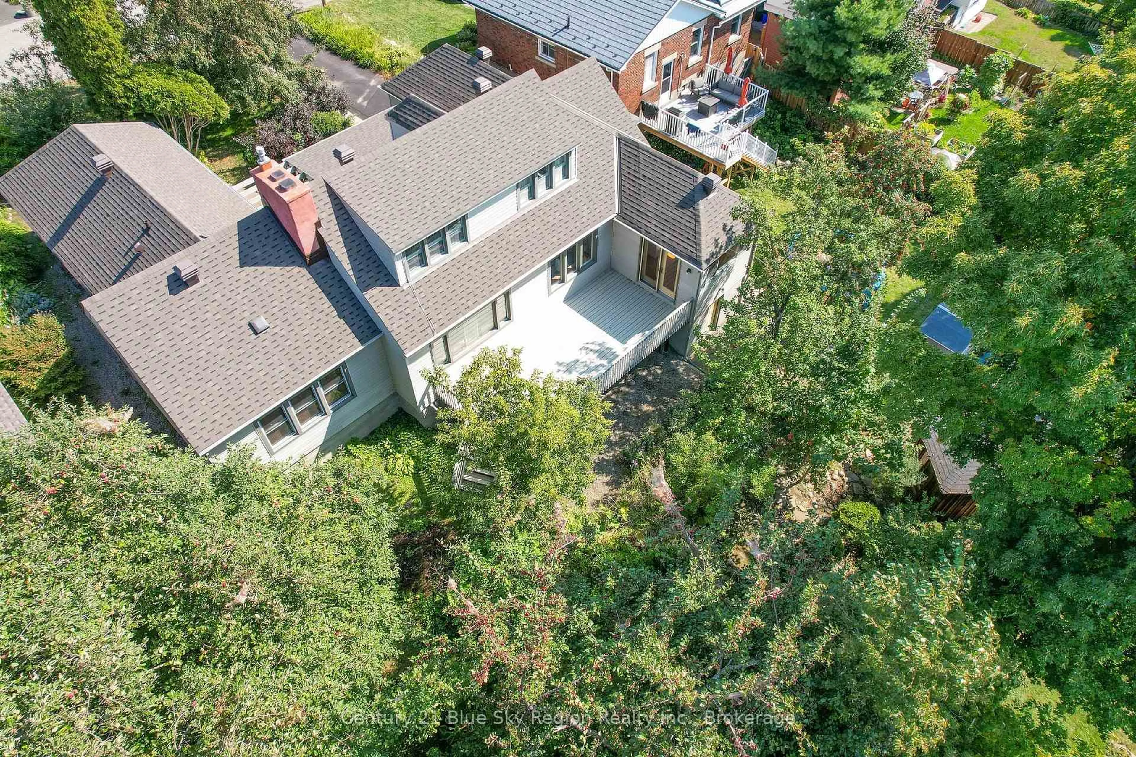 A pic from outside/outdoor area/front of a property/back of a property/a pic from drone, street for 857 Bourke St, North Bay Ontario P1B 3K5