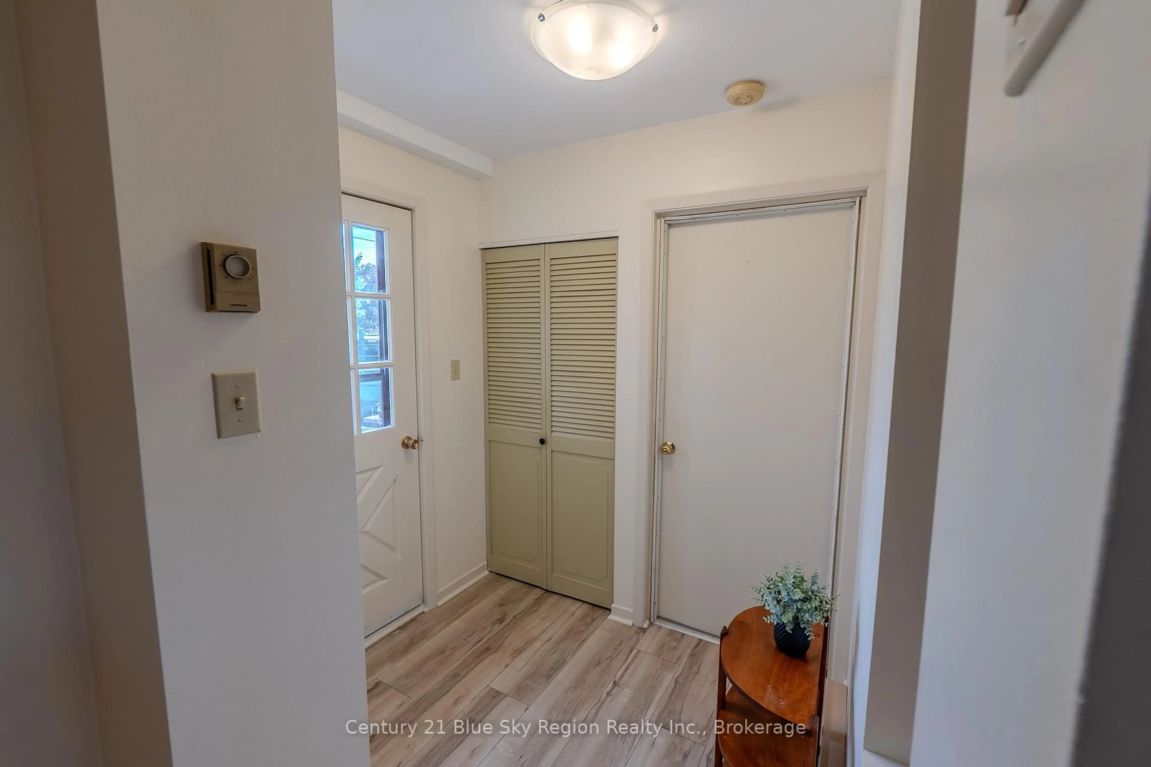 Indoor entryway for 1355 Jane St, North Bay Ontario P1B 3J5