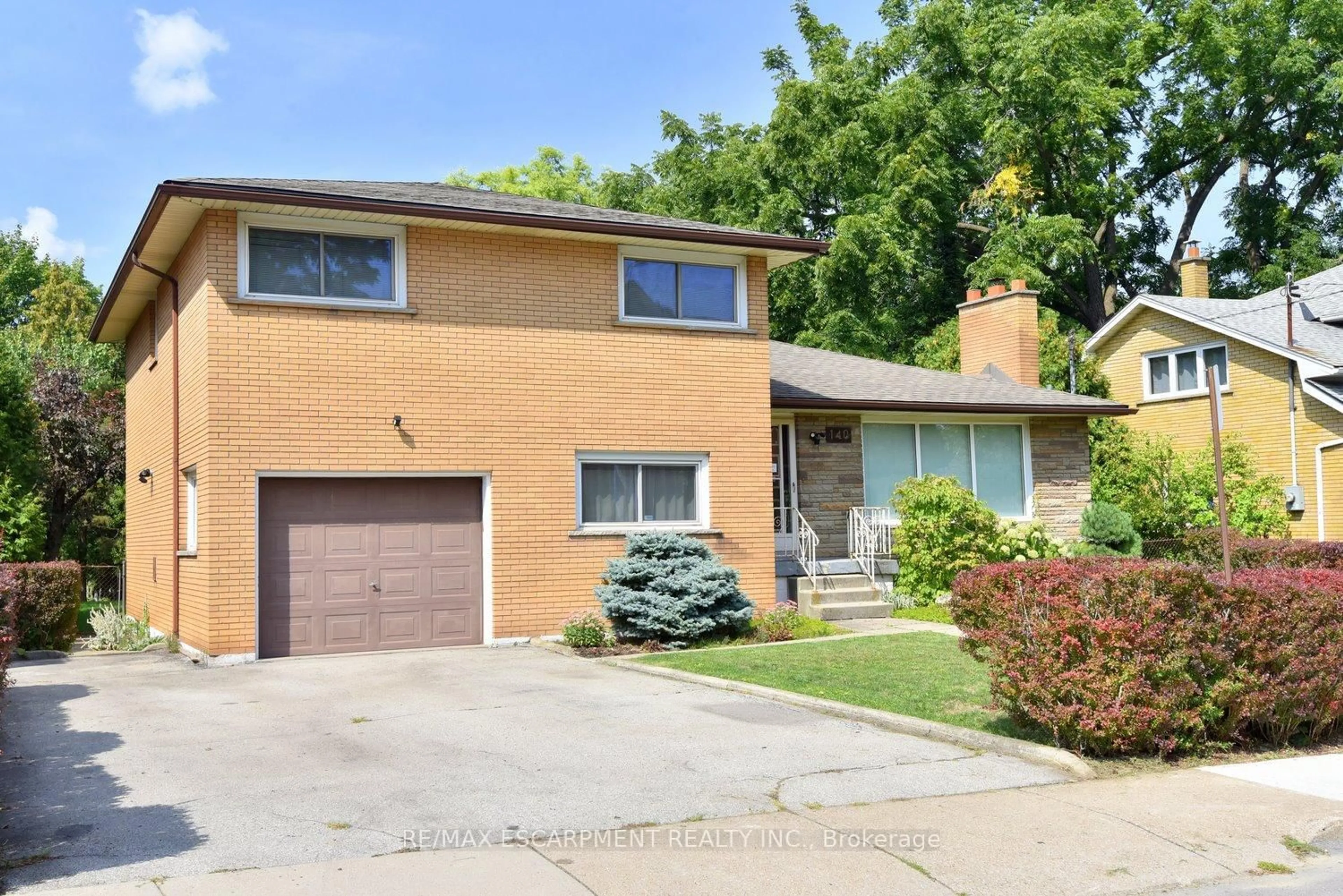 Home with brick exterior material, street for 140 Kent St, Hamilton Ontario L8P 3Z3