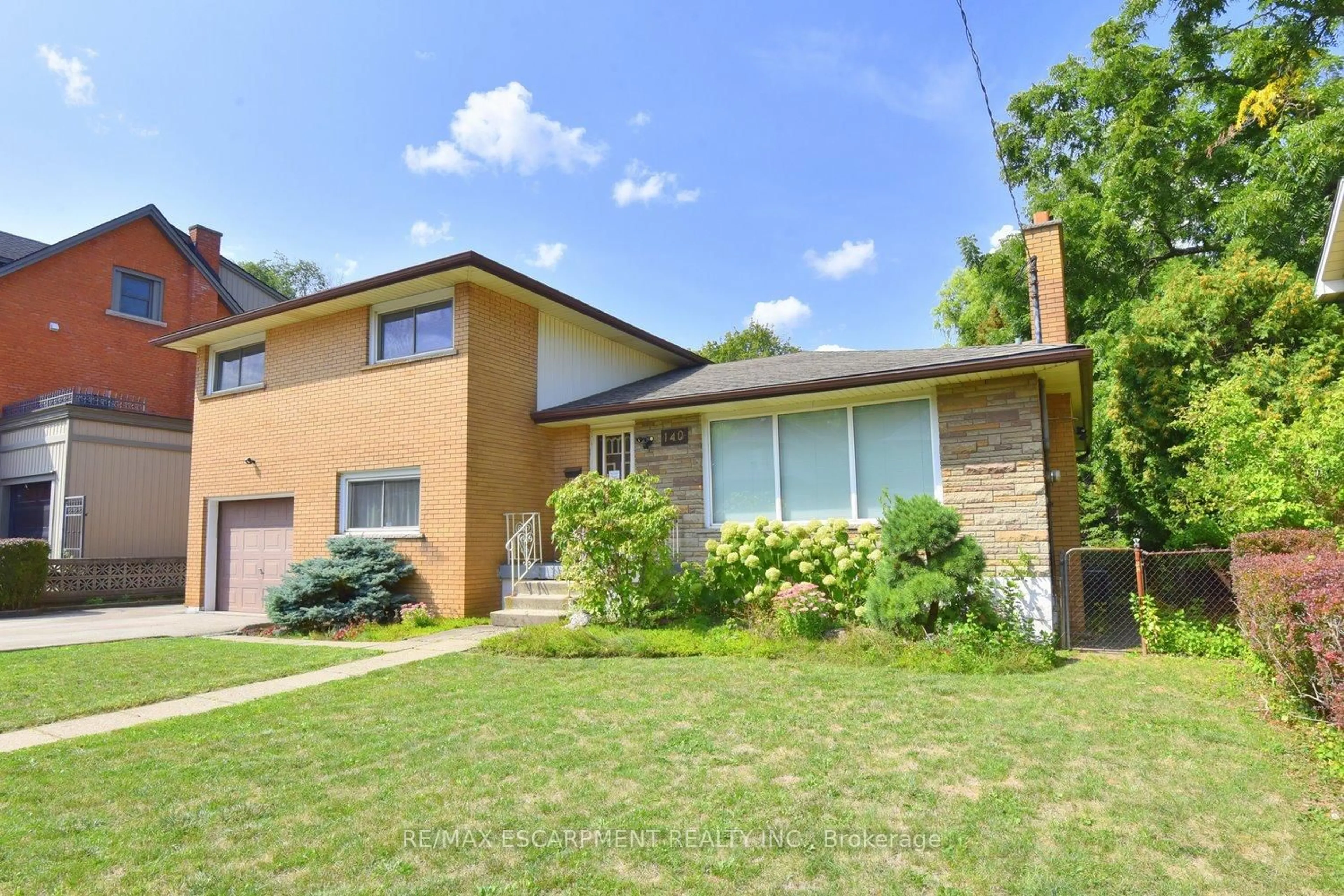 Home with brick exterior material, street for 140 Kent St, Hamilton Ontario L8P 3Z3
