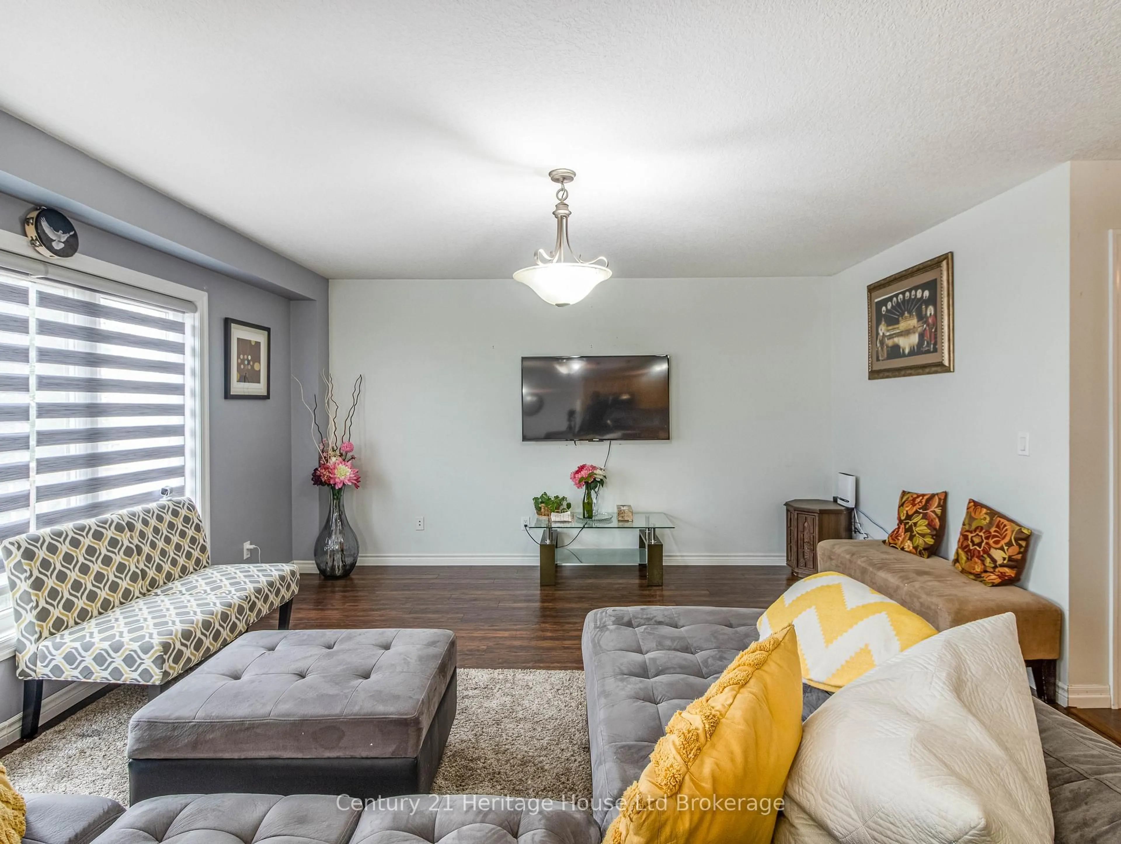 Living room with furniture, wood/laminate floor for 702 Frontenac Cres, Woodstock Ontario N4V 0B1