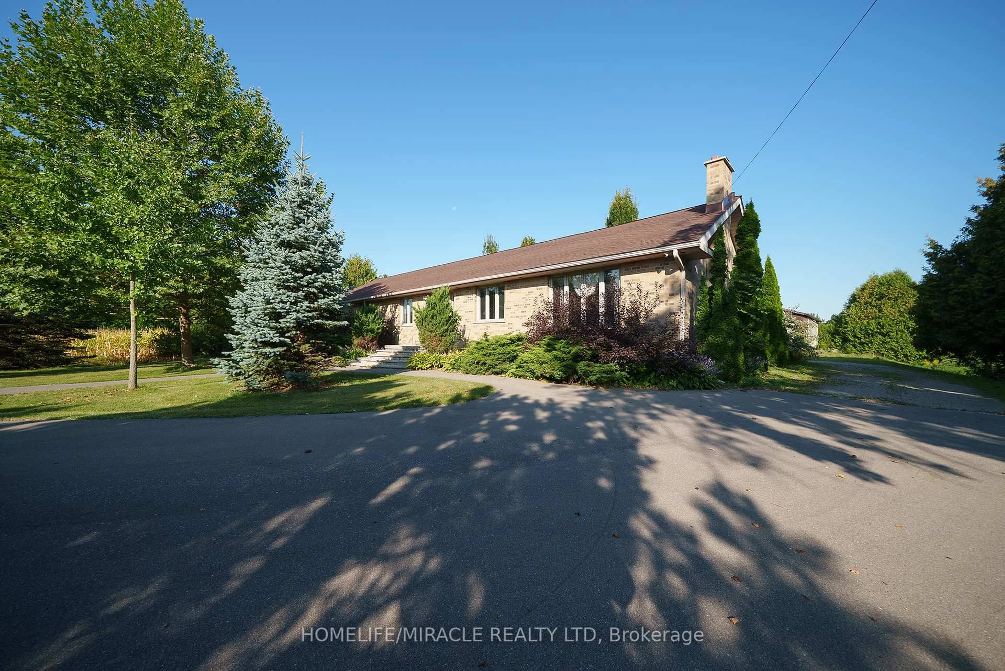 A pic from outside/outdoor area/front of a property/back of a property/a pic from drone, street for 385 Mount Pleasant Rd, Brantford Ontario N3T 1V3