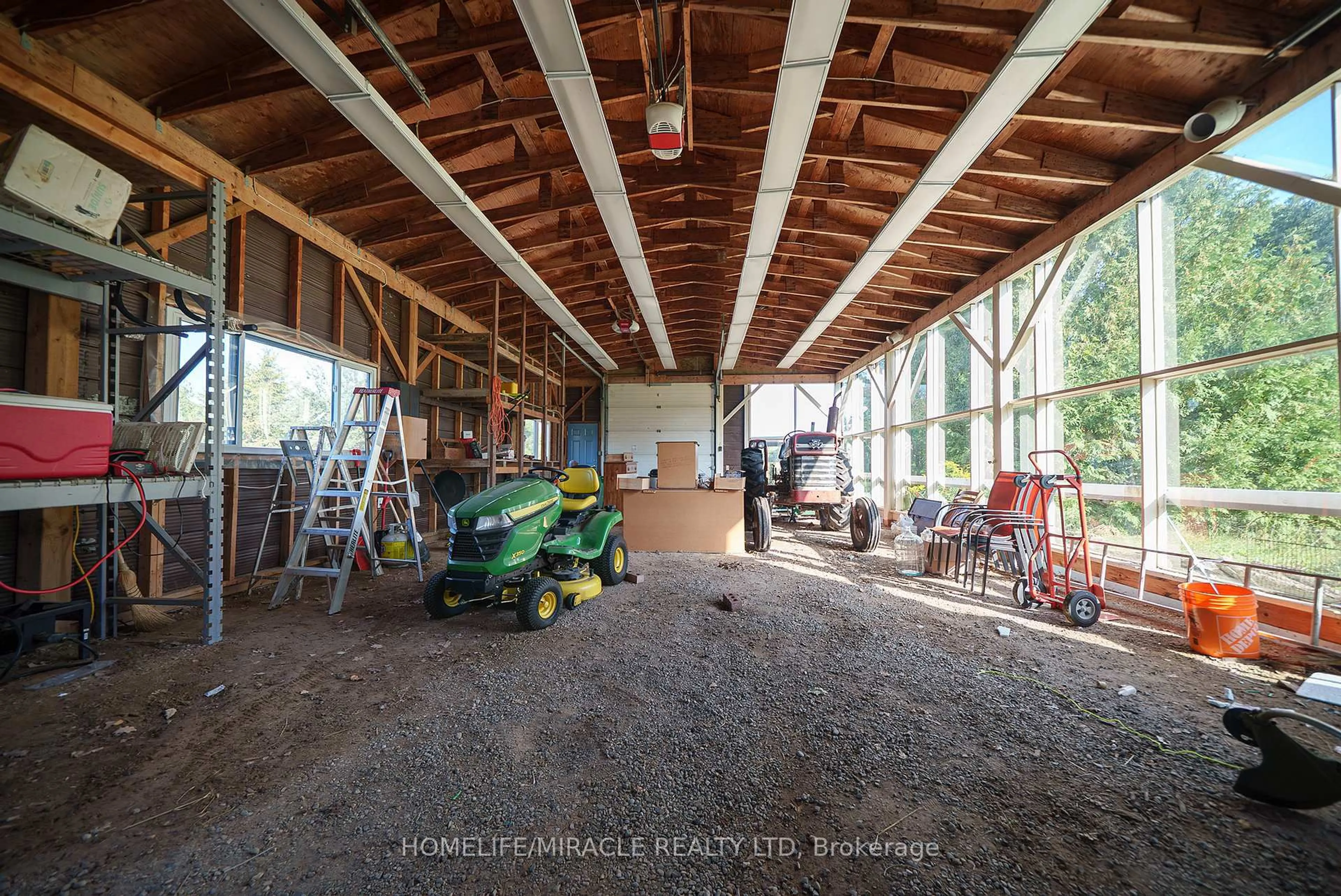 Indoor garage for 385 Mount Pleasant Rd, Brantford Ontario N3T 1V3