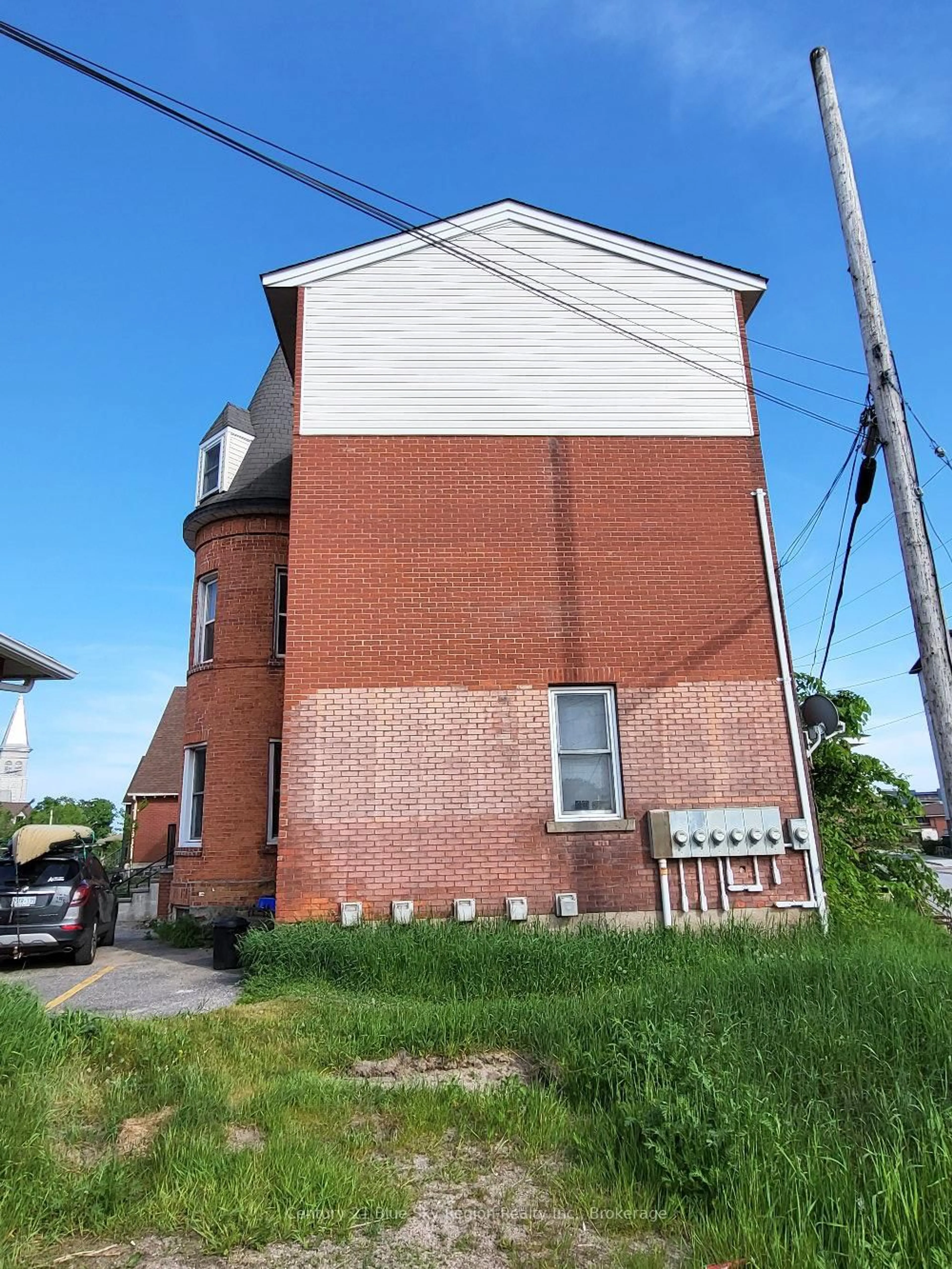 Home with brick exterior material, building for 555 Main St, North Bay Ontario P1B 2V3