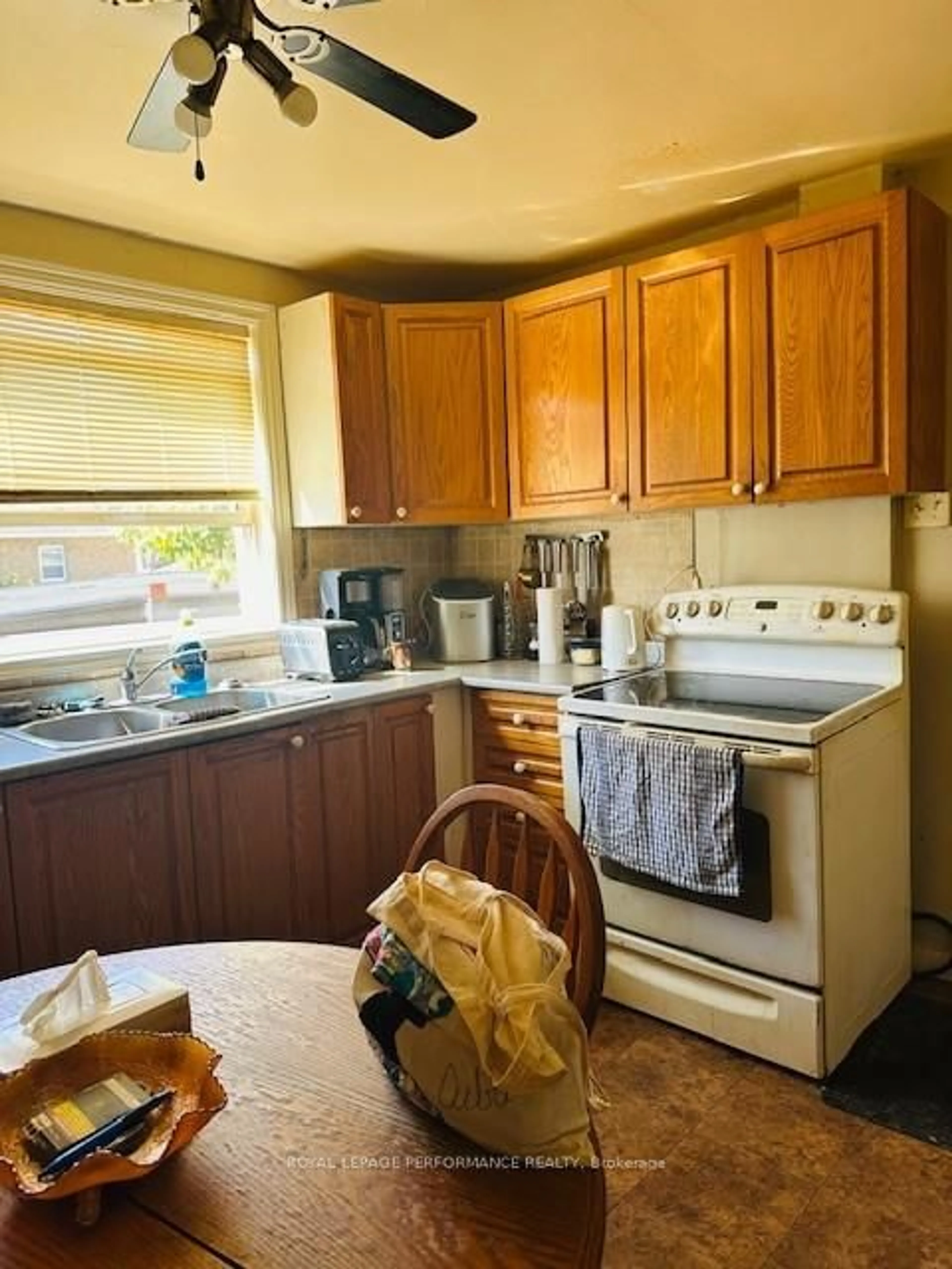 Standard kitchen, unknown for 704-706 First St, Cornwall Ontario K6H 1M4