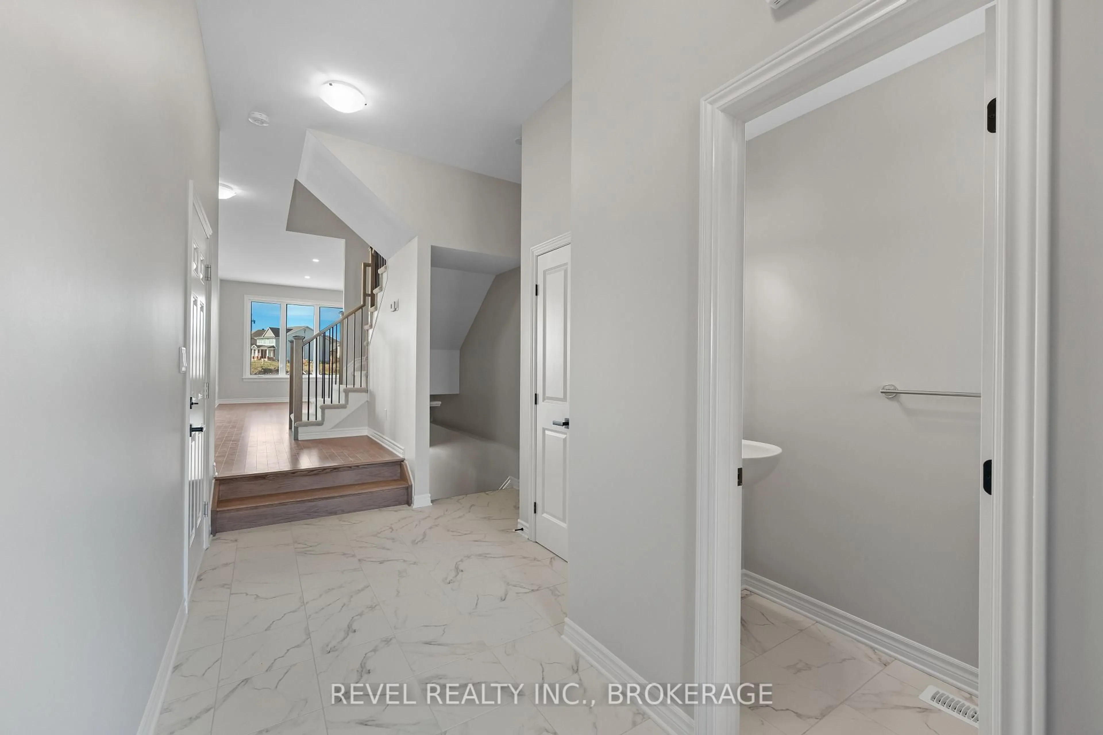 Indoor entryway for 1071 Barrow Ave, Kingston Ontario K7M 0G5