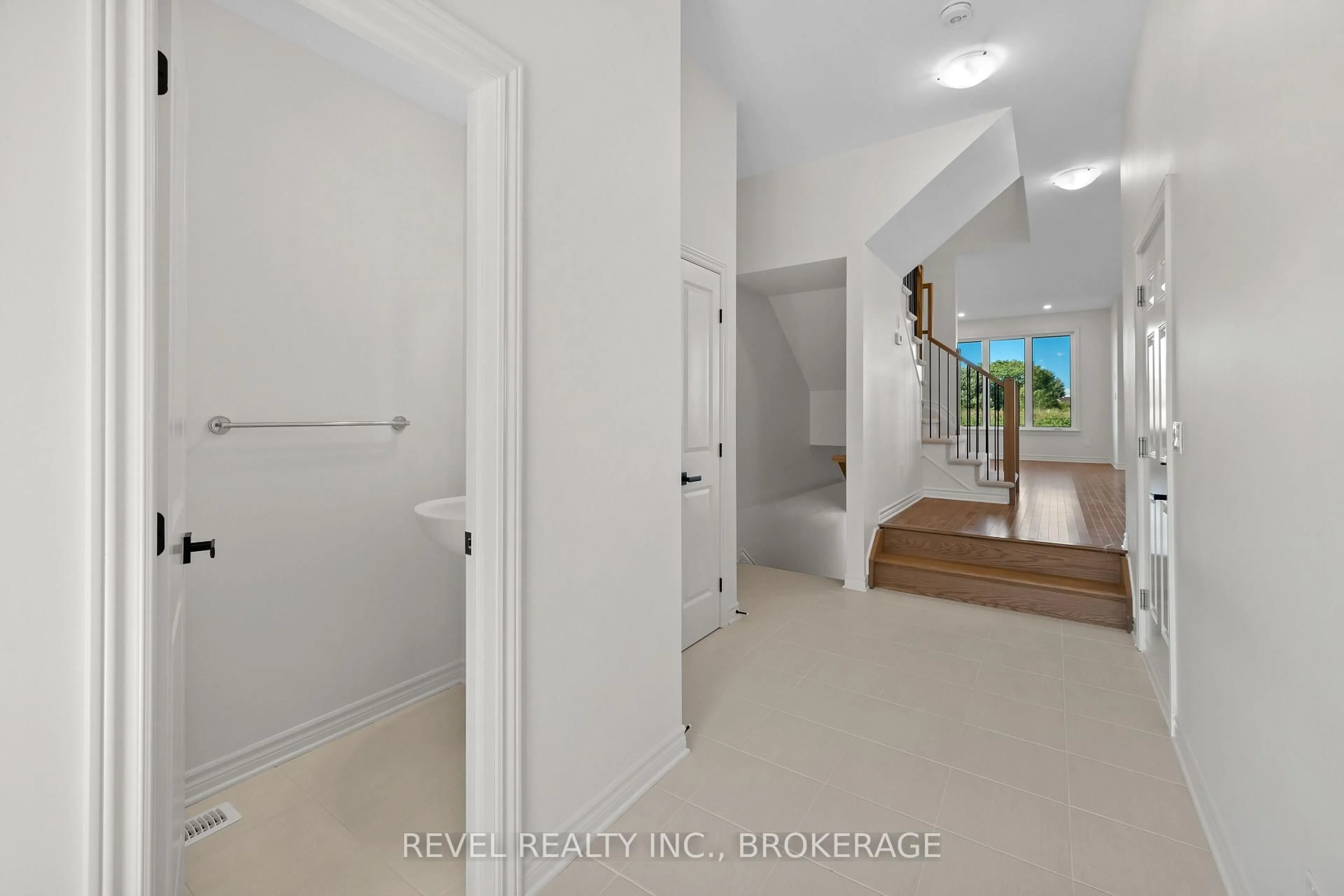 Indoor entryway for 1513 Scarlet St, Kingston Ontario K7K 0H7