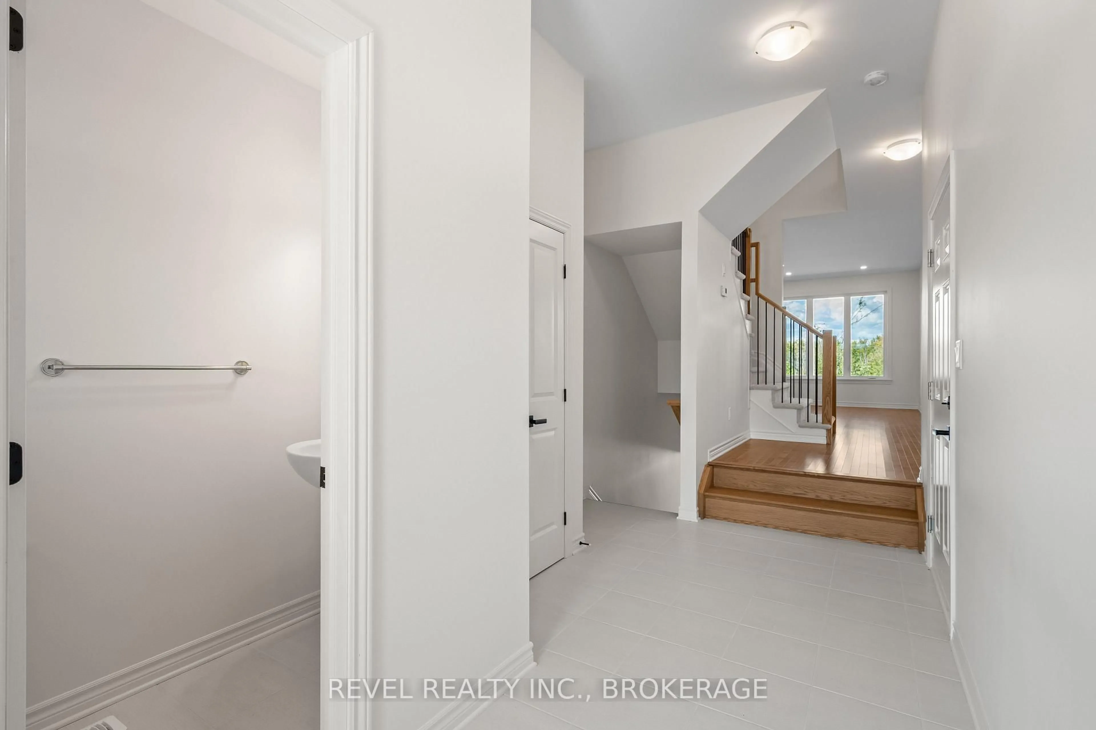 Indoor entryway for 456 Buckthorn Dr, Kingston Ontario K7P 0V6