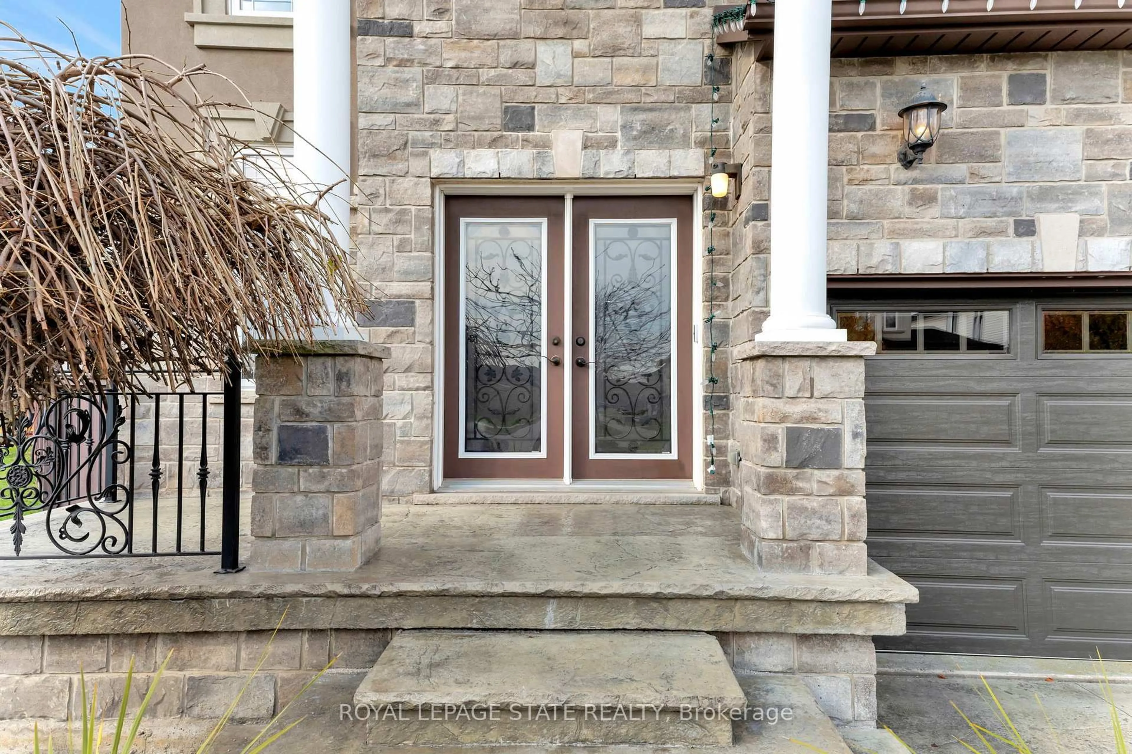 Indoor entryway for 3 Rianna Crt, Hamilton Ontario L9B 0G3