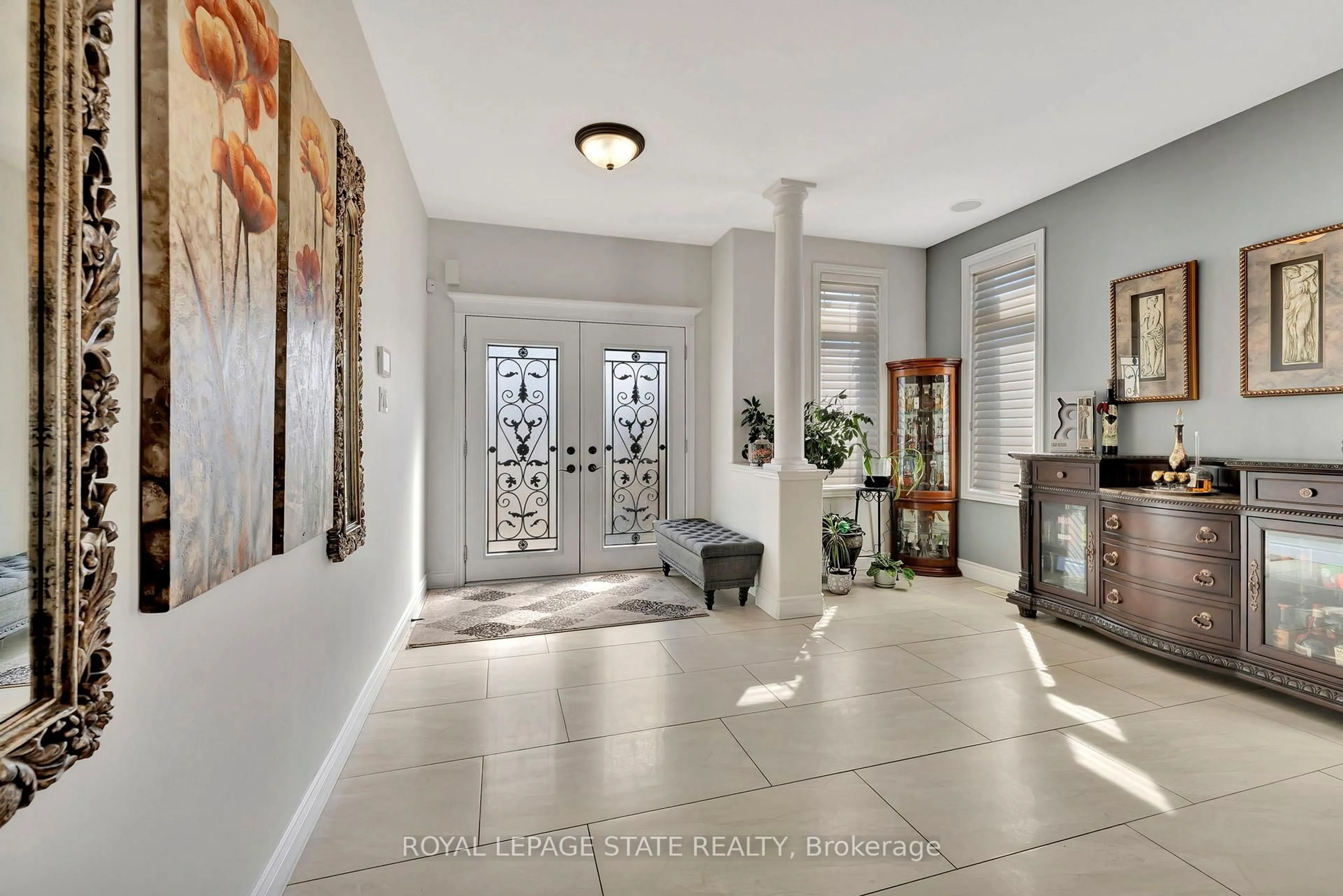 Indoor entryway for 3 Rianna Crt, Hamilton Ontario L9B 0G3