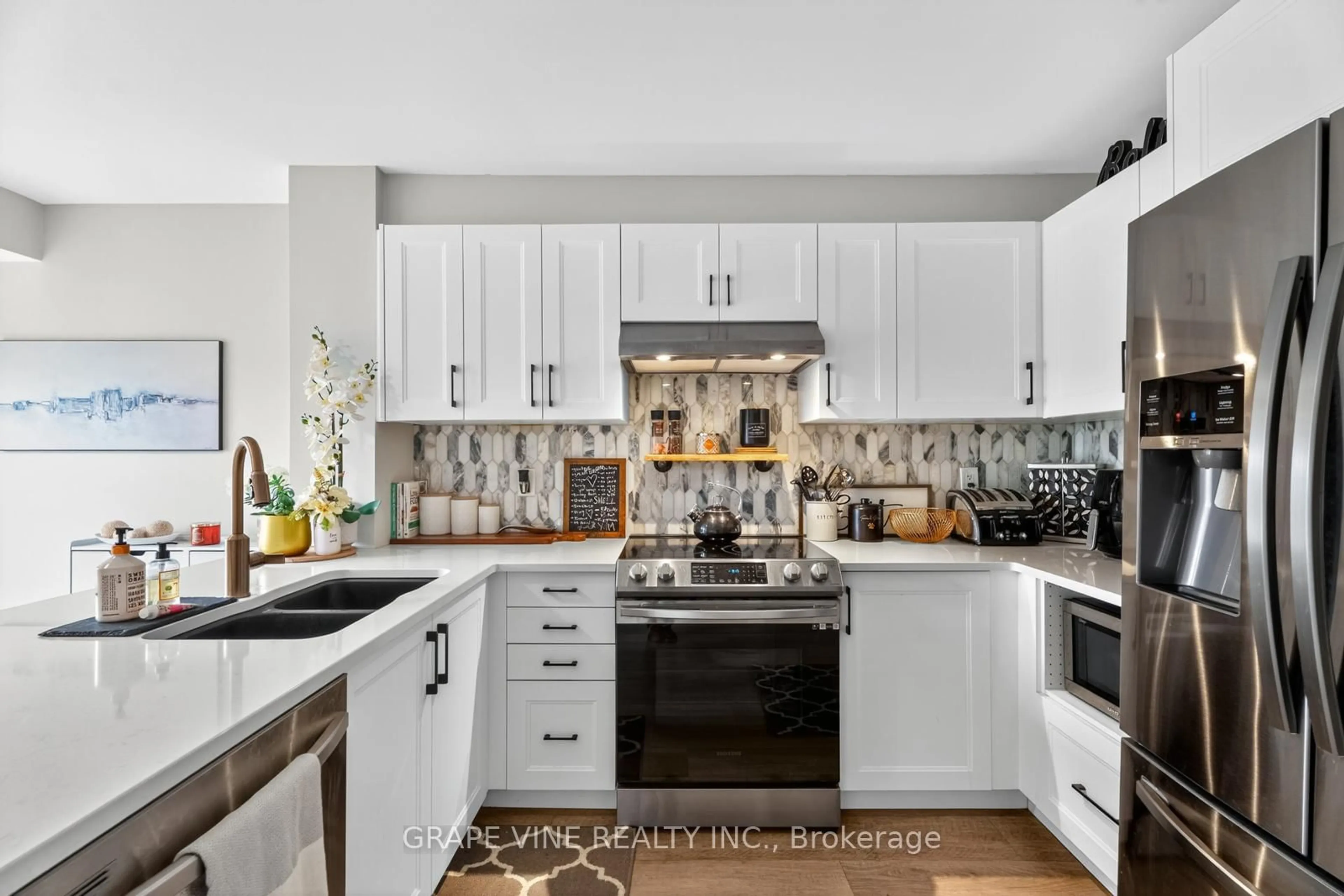 Contemporary kitchen, ceramic/tile floor for 553 Lakeridge Dr, Ottawa Ontario K4A 0H4