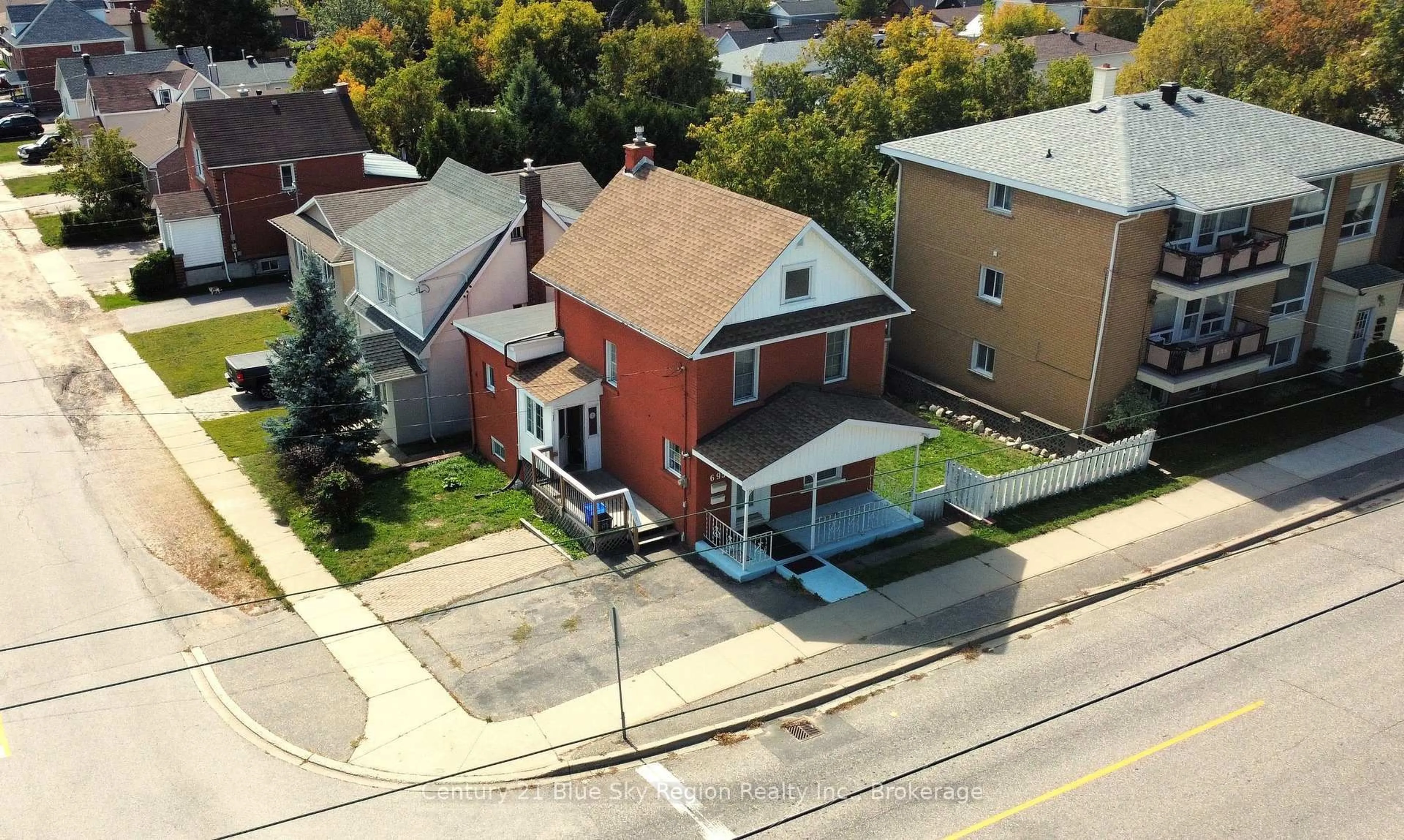 A pic from outside/outdoor area/front of a property/back of a property/a pic from drone, street for 695 High St, North Bay Ontario P1B 6R9