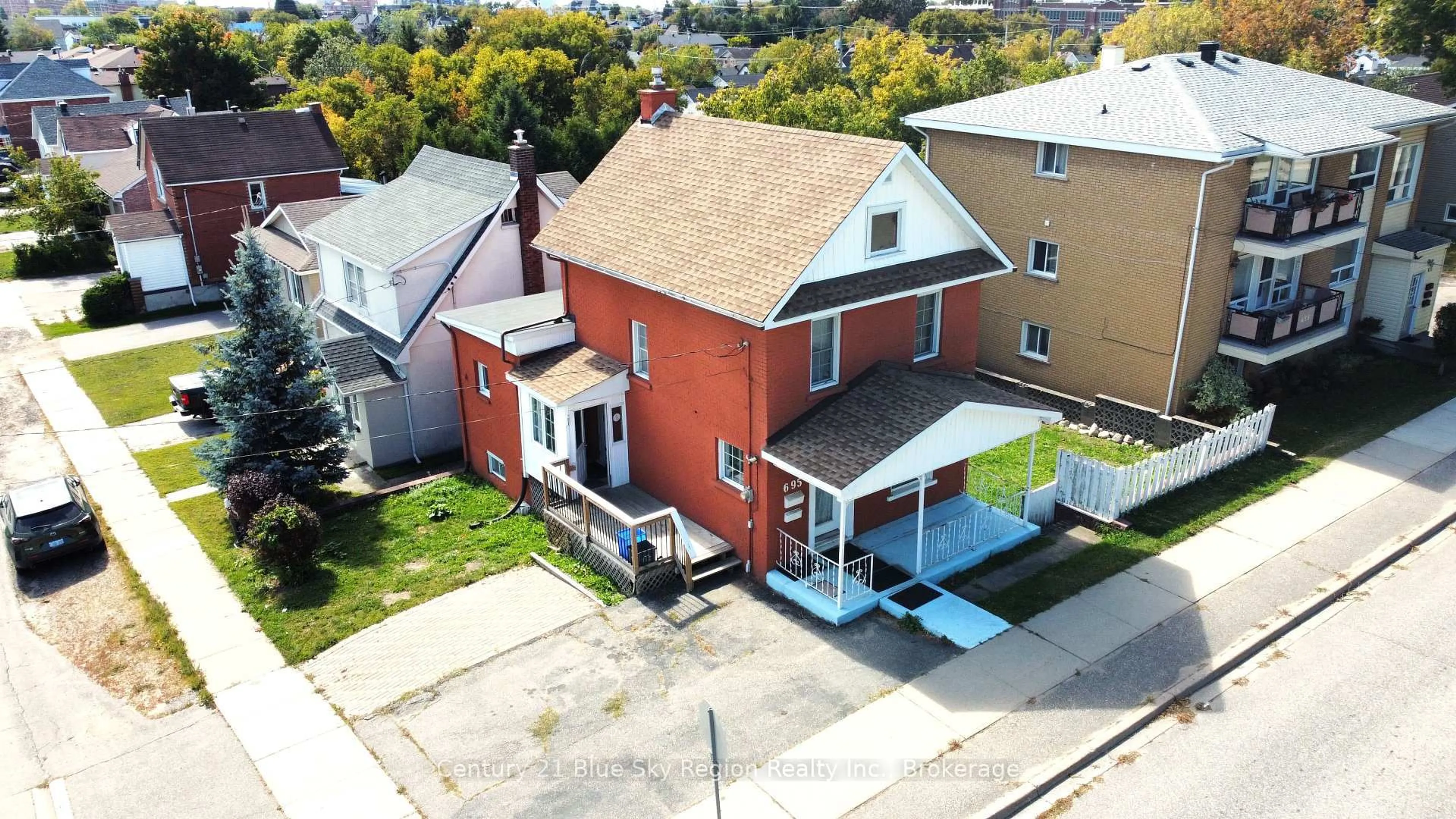 A pic from outside/outdoor area/front of a property/back of a property/a pic from drone, street for 695 High St, North Bay Ontario P1B 6R9