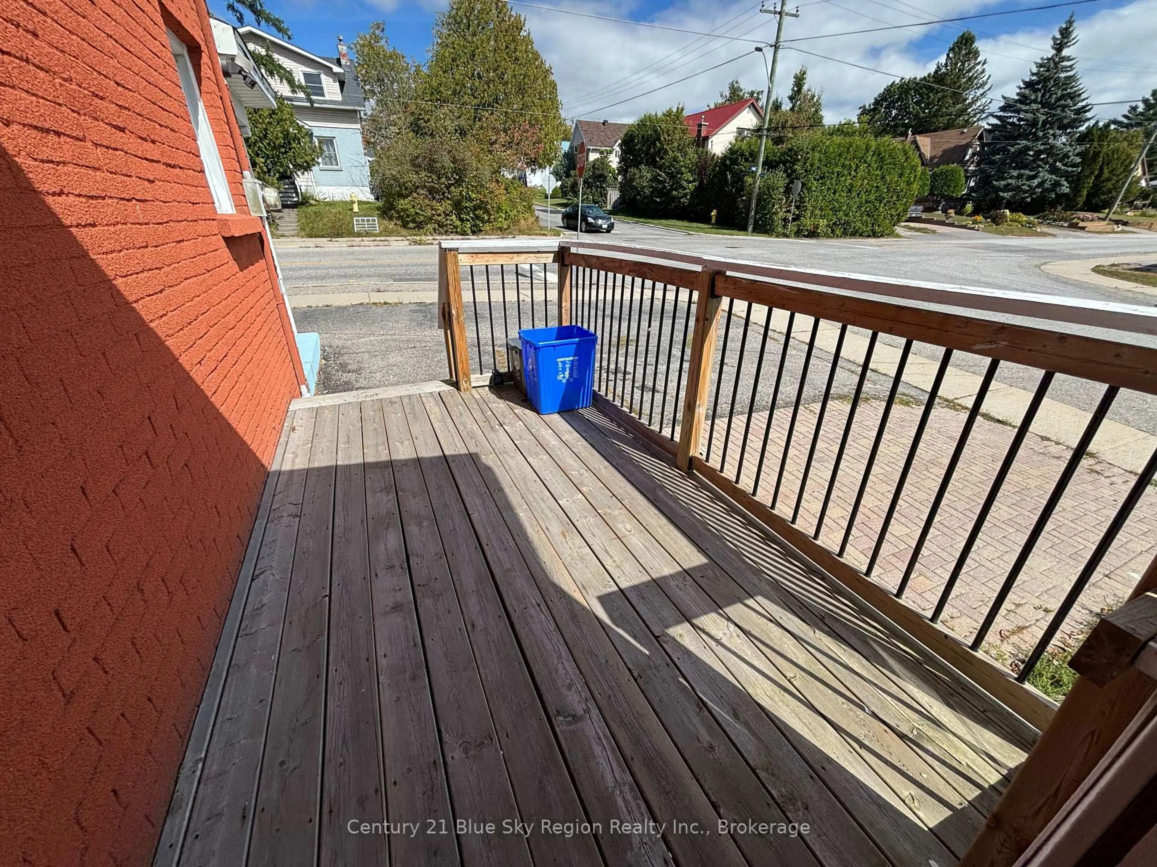 Unknown for 695 High St, North Bay Ontario P1B 6R9