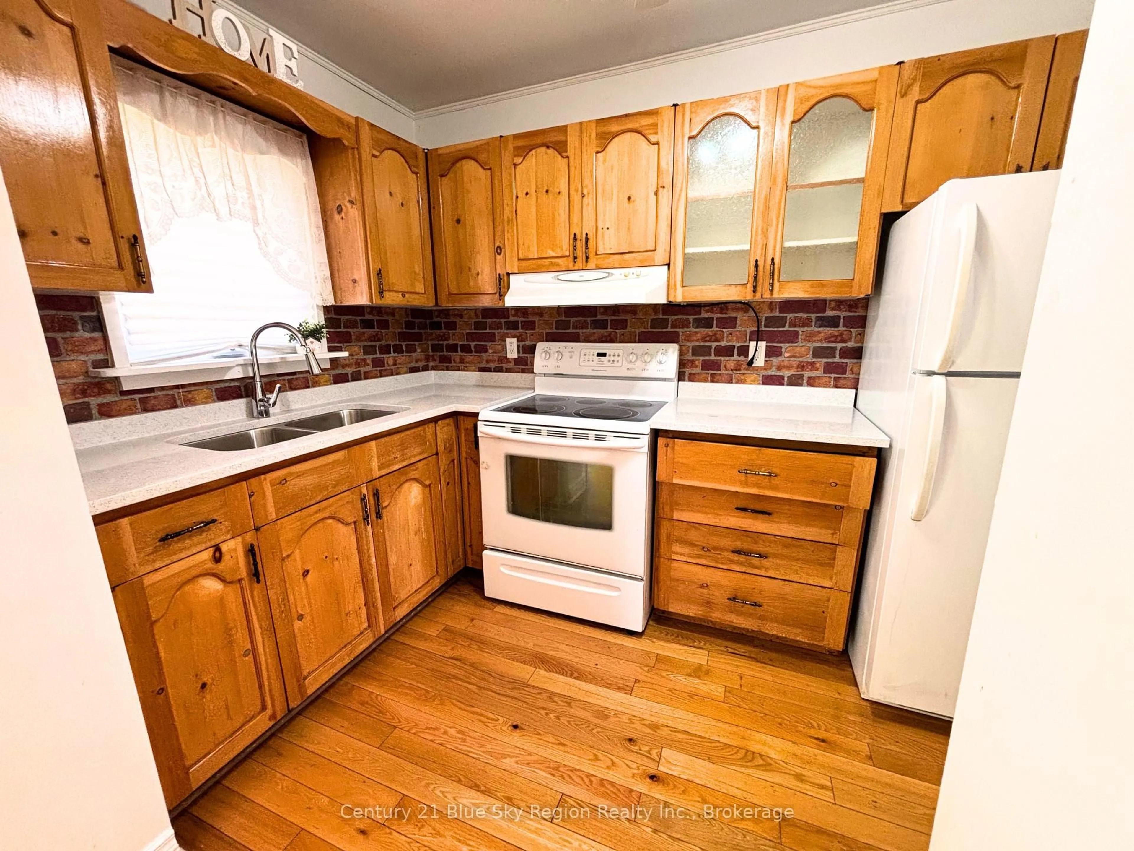 Standard kitchen, wood/laminate floor for 695 High St, North Bay Ontario P1B 6R9