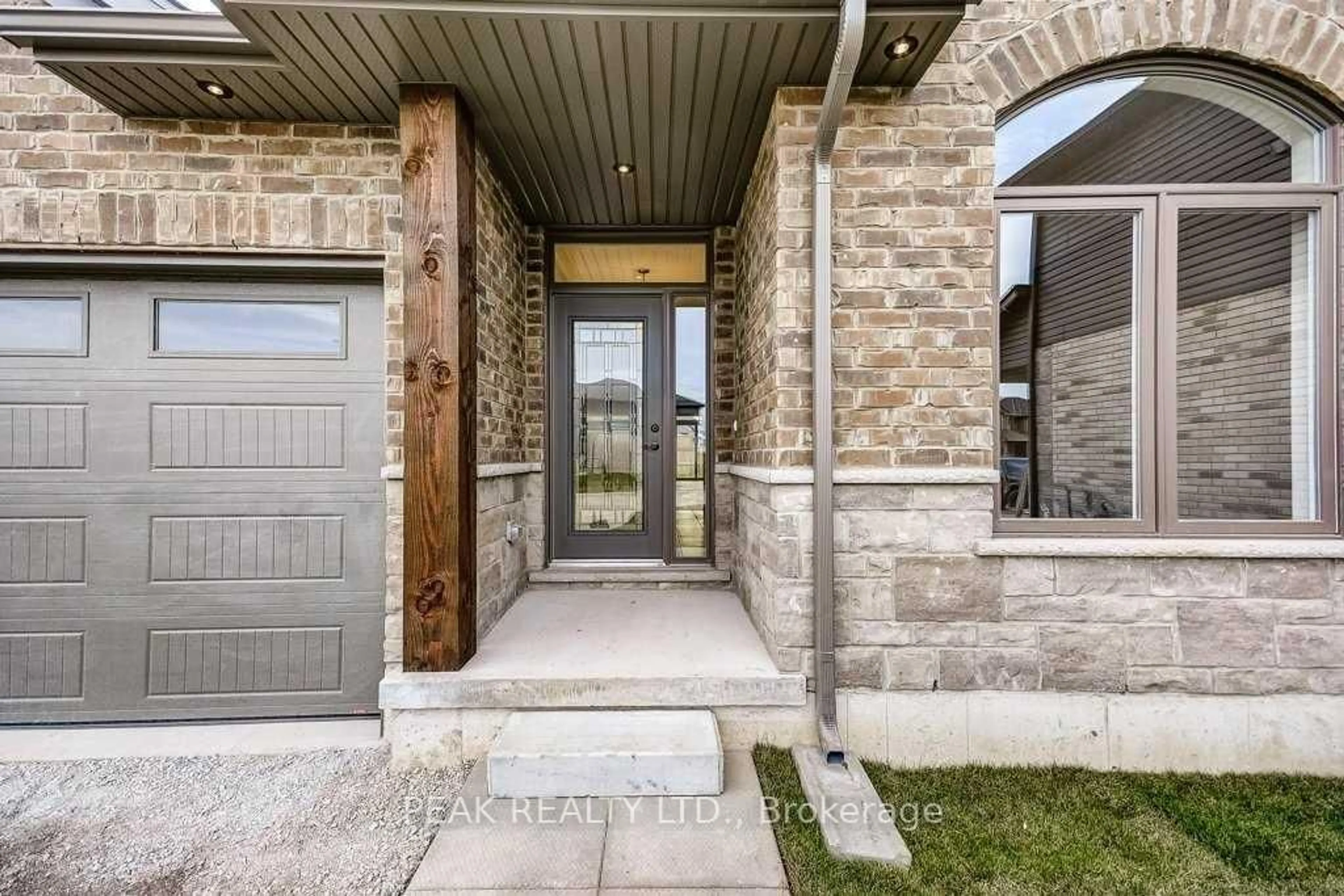 Indoor entryway for 57 Mckeen St, Haldimand Ontario N0A 1J0
